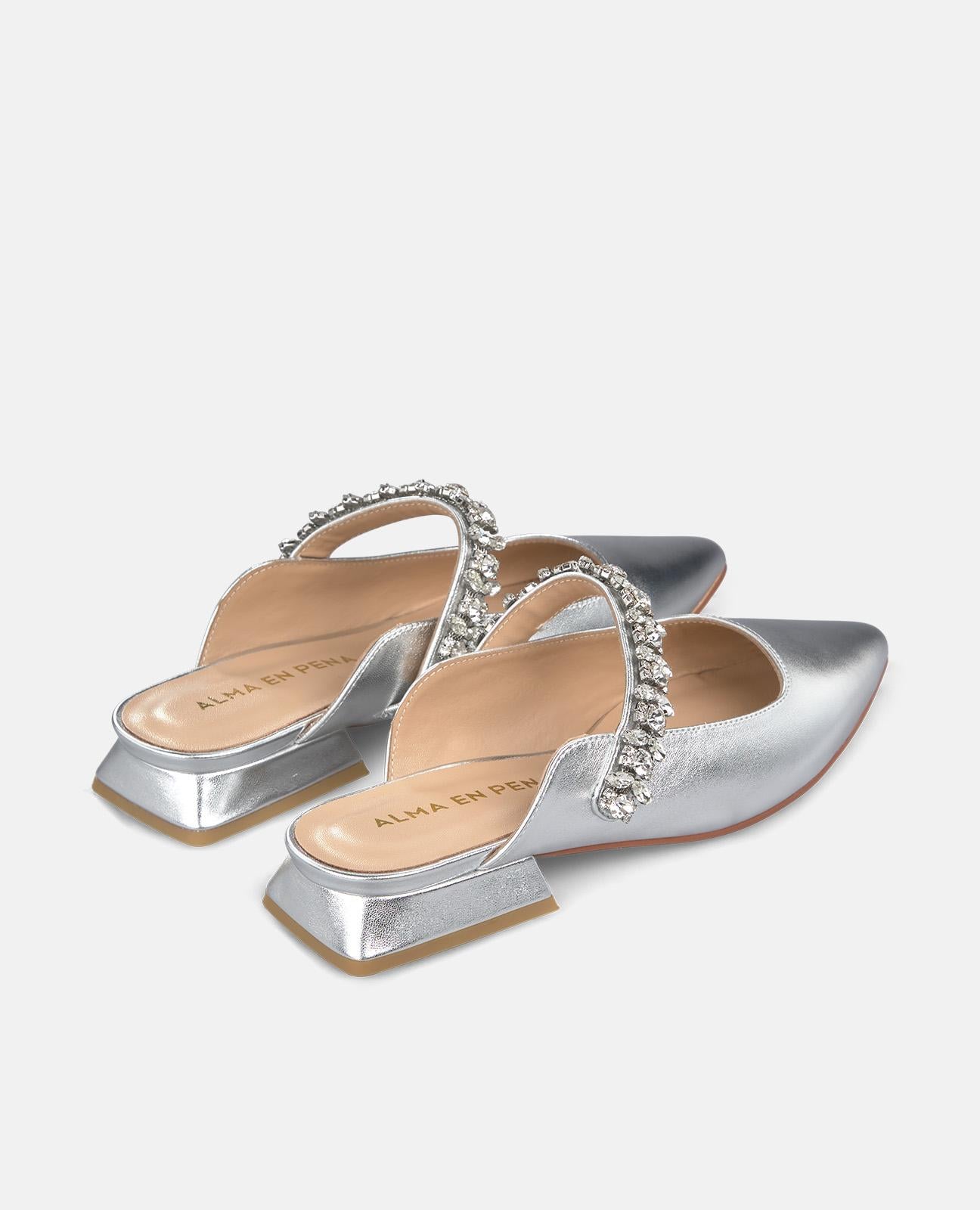 CHAUSSURE À TALON AVEC LANIÈRE EN STRASS