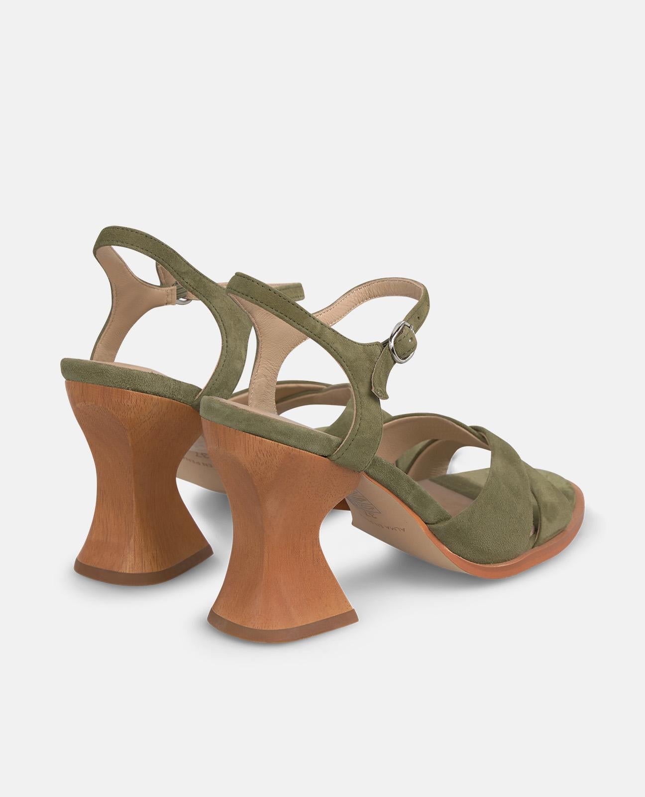 SANDÁLIA COM SALTO DE MADEIRA