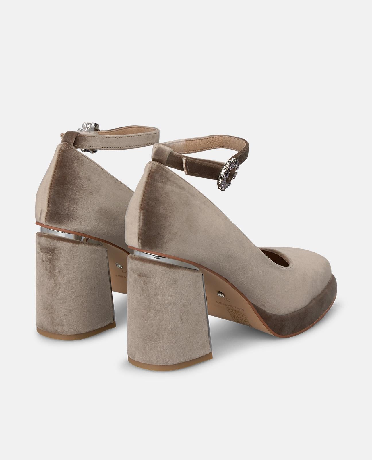 ZAPATO TACÓN ANTE CON CIERRE DE PULSERA
