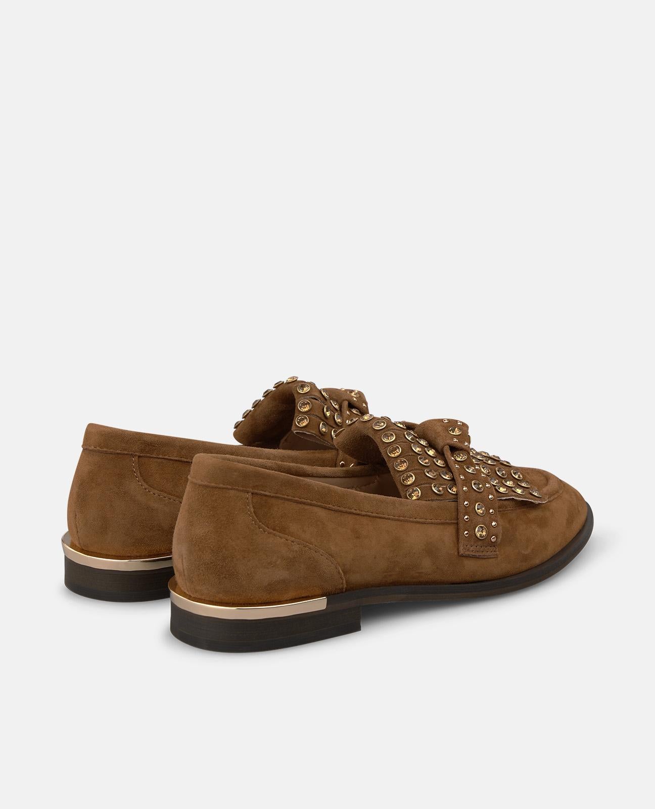 MOCASÍN DE ANTE CON TACHAS METÁLICAS