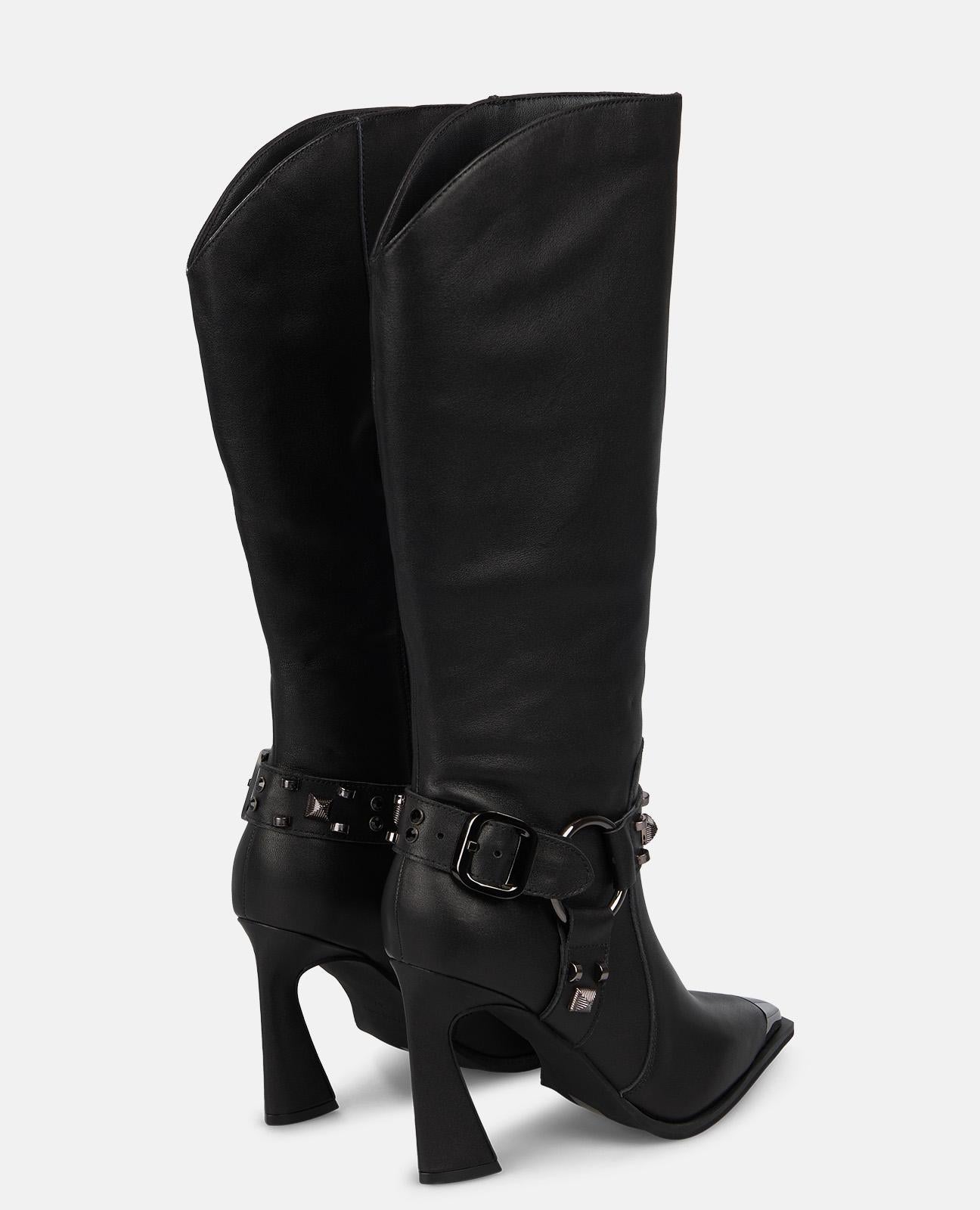 BOTA ALTA CON DETALLES METÁLICOS