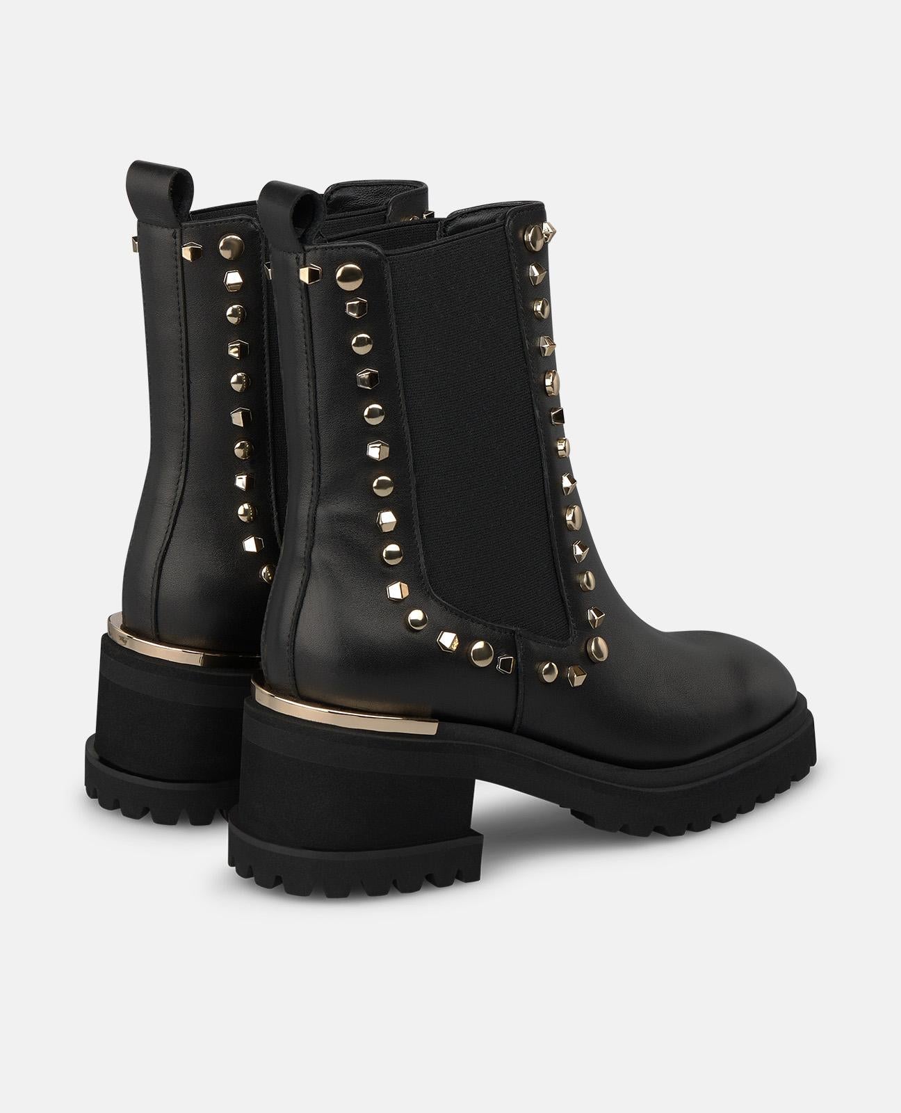 BOTÍN CHELSEA NAPA CON TACHAS METÁLICAS