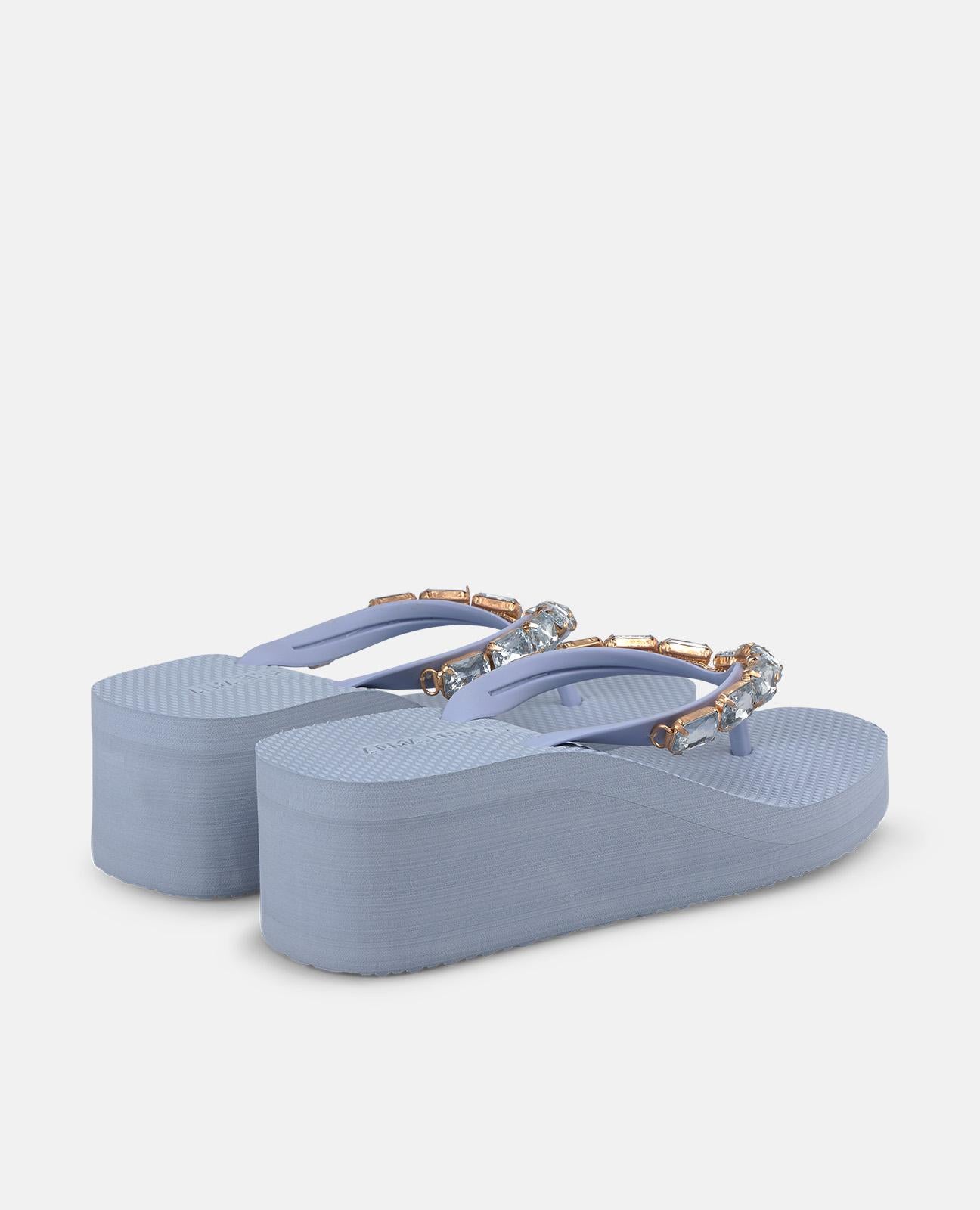 SANDALIA BAÑO CON PLATAFORMA DETALLE MINIMALISTA