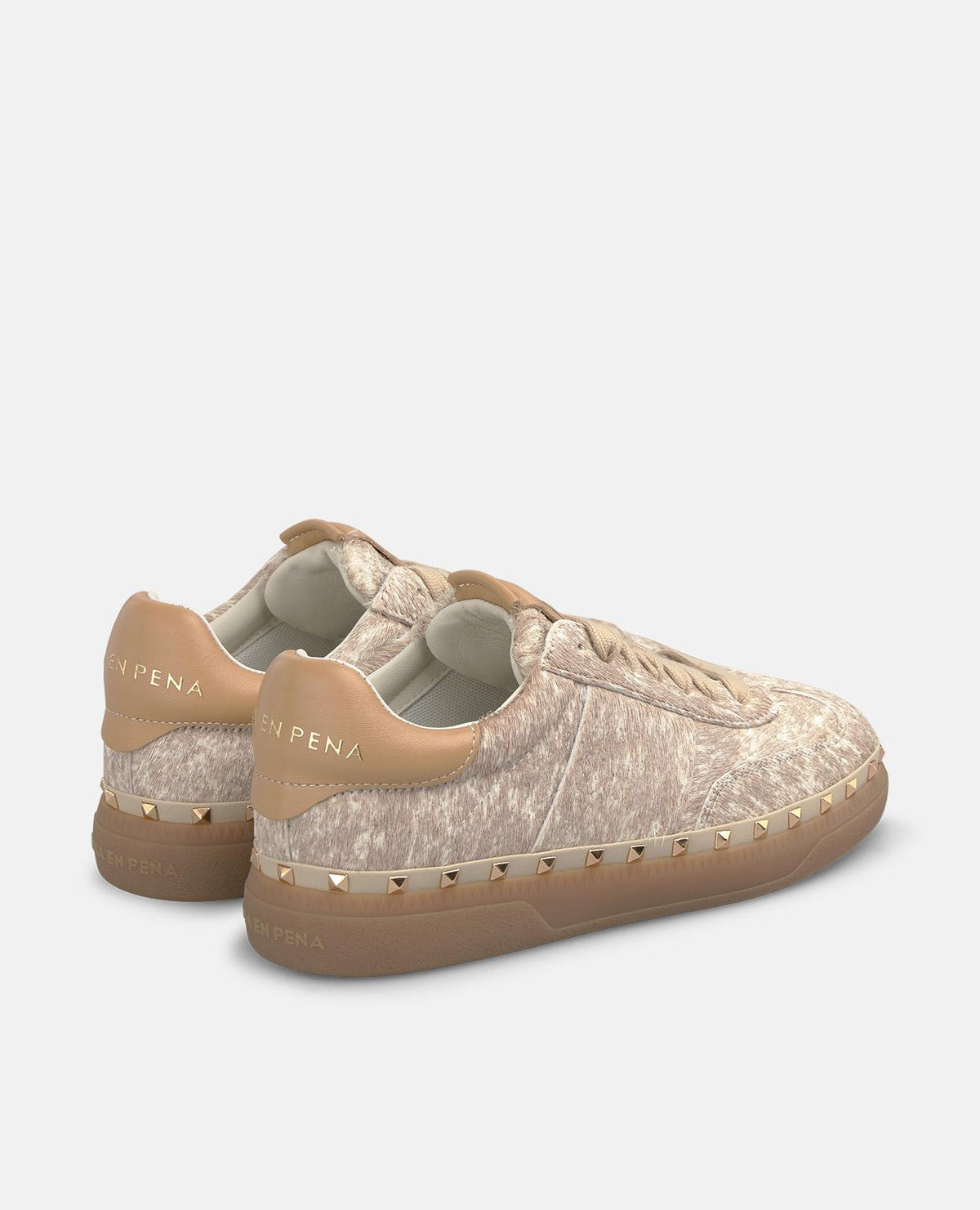 DEPORTIVA PELO CON TACHAS METÁLICAS