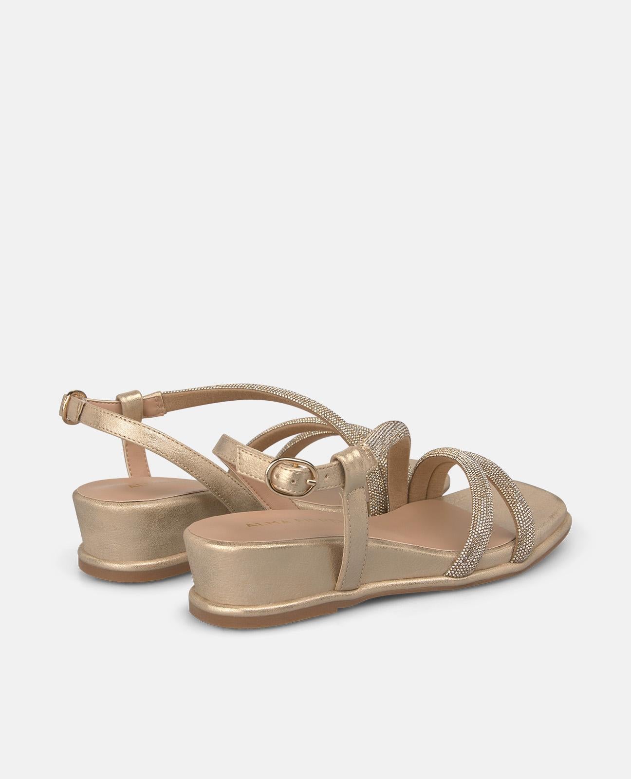 SANDALIA PLATAFORMA CON DETALLE TUBULAR