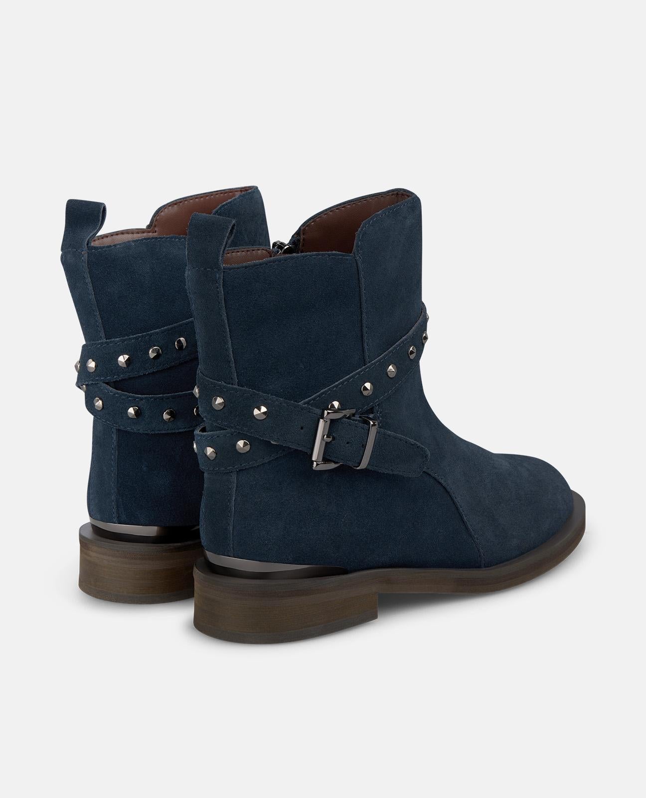 BOTTE DE CHEVILLE PLATE AVEC DÉTAILS DE CLOUS