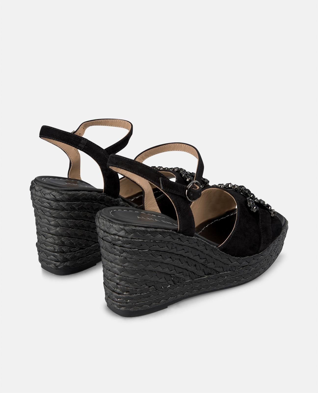 WEDGE WITH STIRRUP BEADS