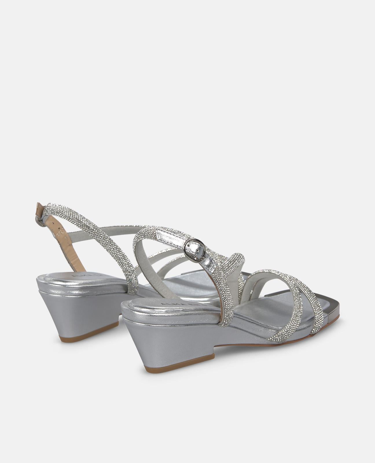 SANDALIA TRES TIRAS TUBULARES