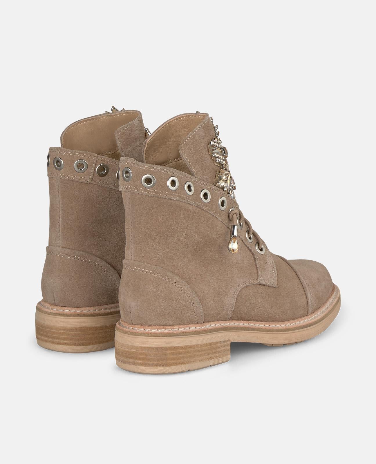 BOTA DE TORNOZELO COM ADORNO