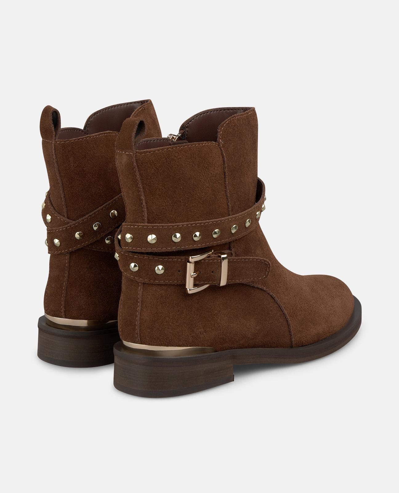 BOTA DE CANO CURTO COM PORMENORES DE TACHAS