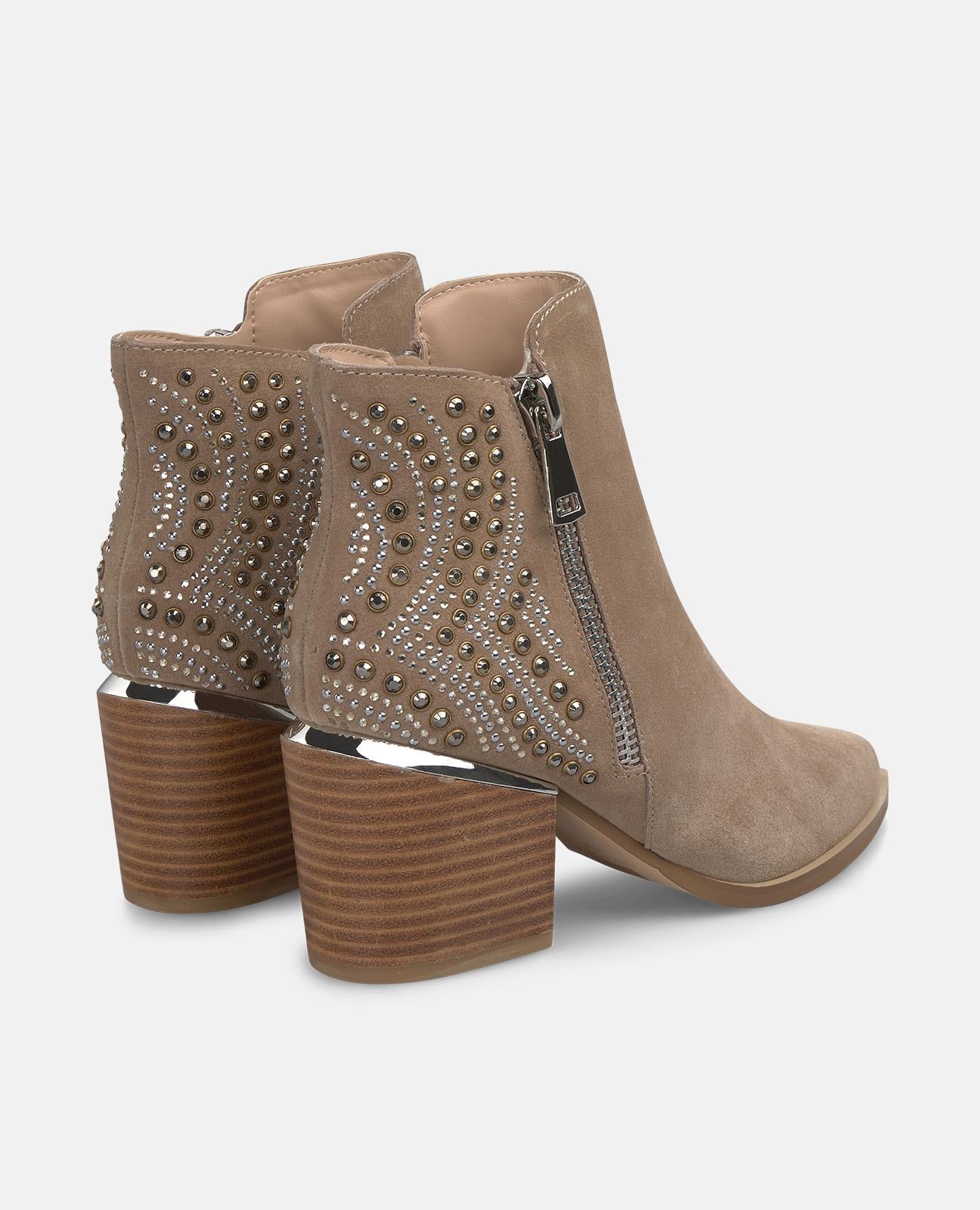 BOTÍN TACÓN TACHAS PEDRERÍA