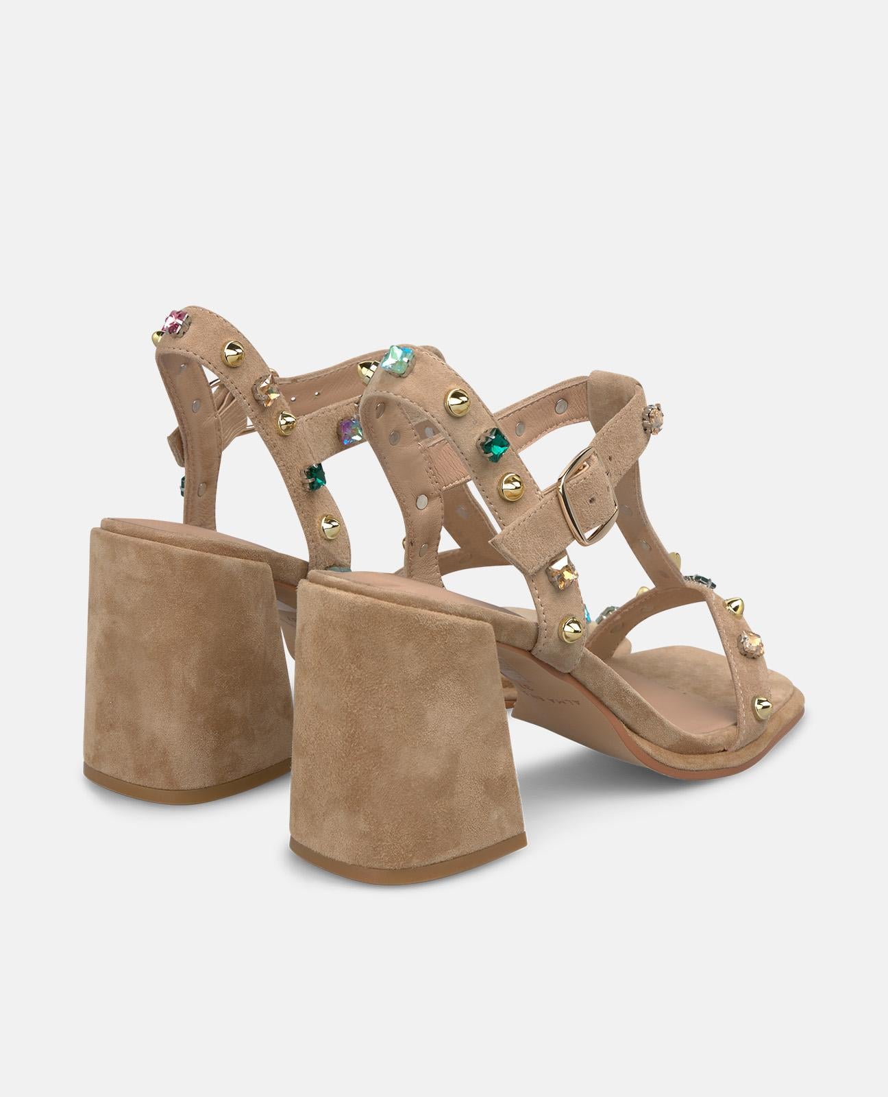 SANDALIA CON TACHAS METALIZADAS