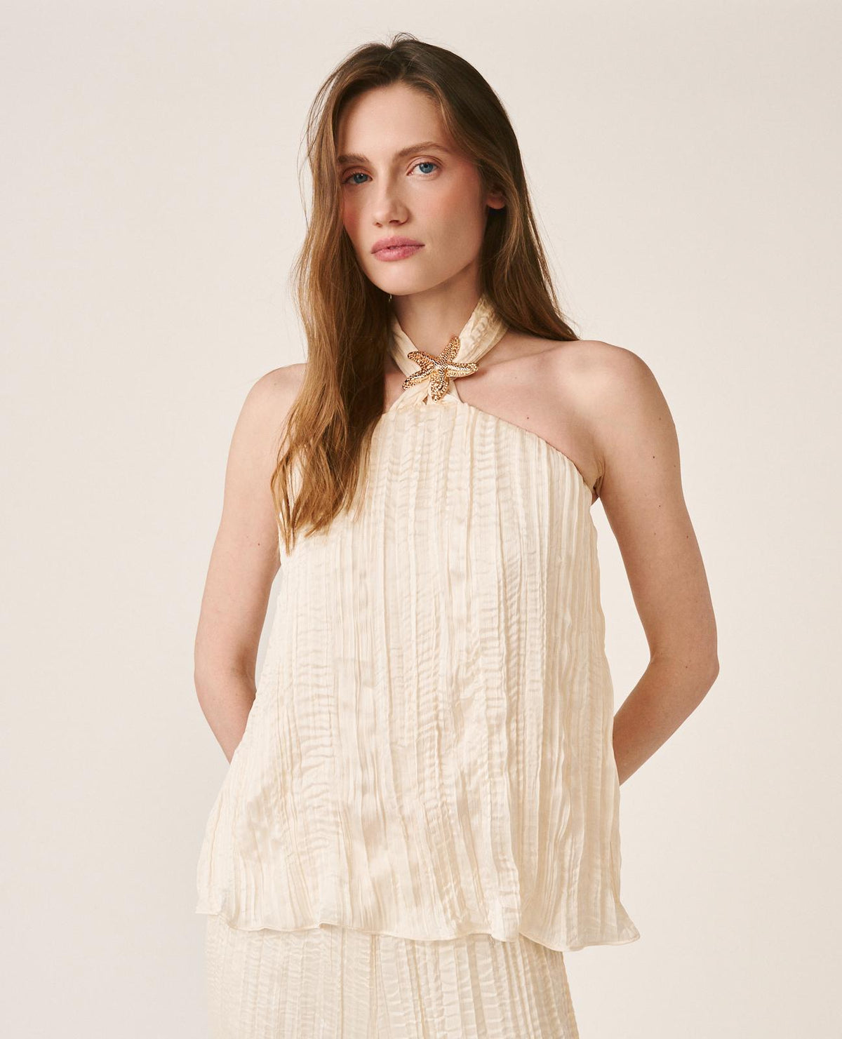 BLUSA BROCHE METÁLICO