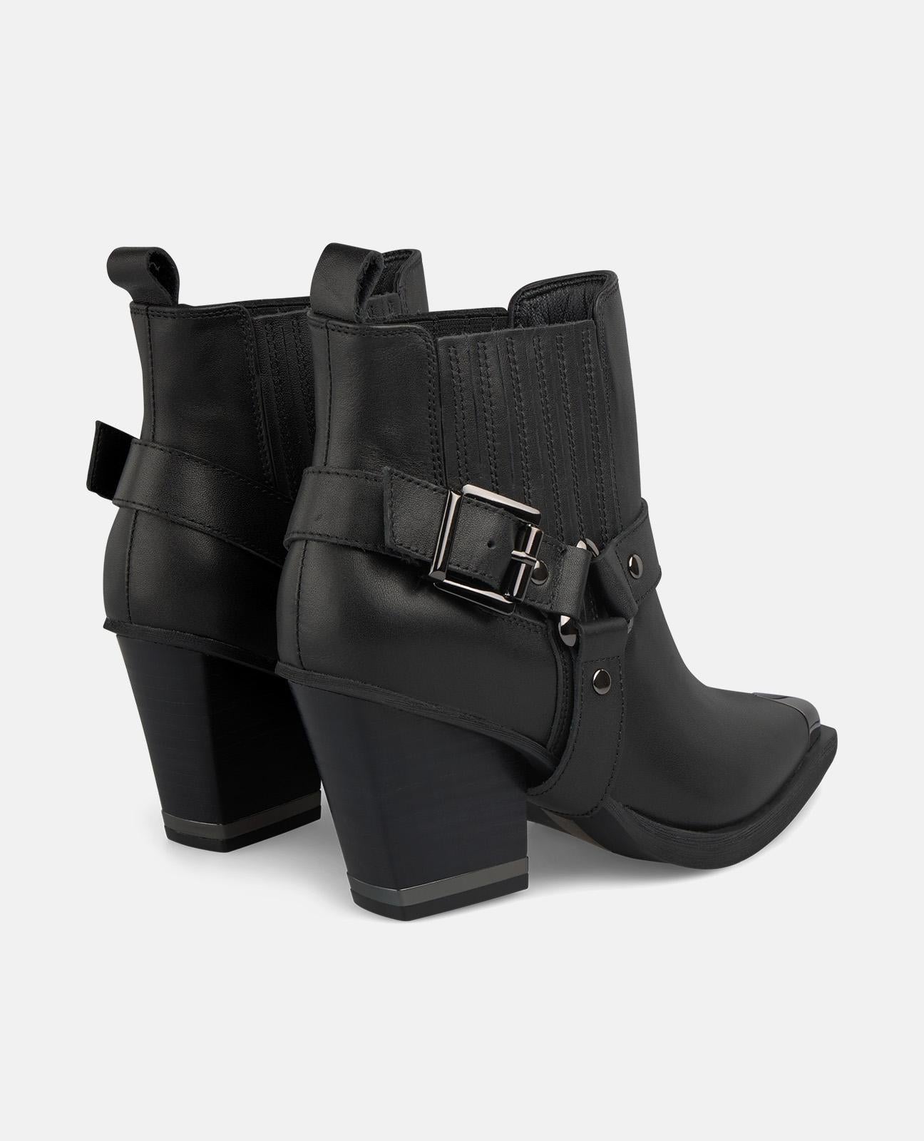 BOTA DE TORNOZELO COM SALTO DE FIVELA