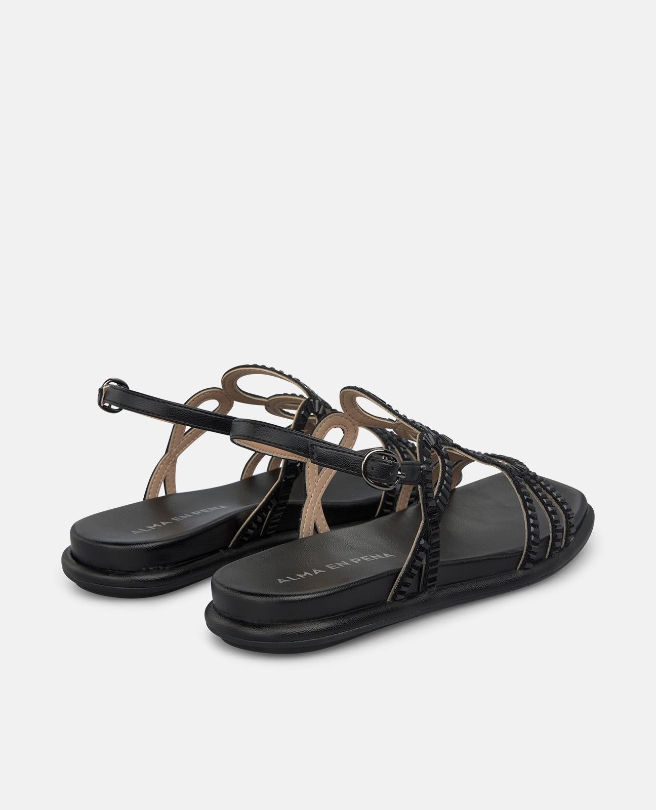 Sandálias rasas com tiras entrelaçadas