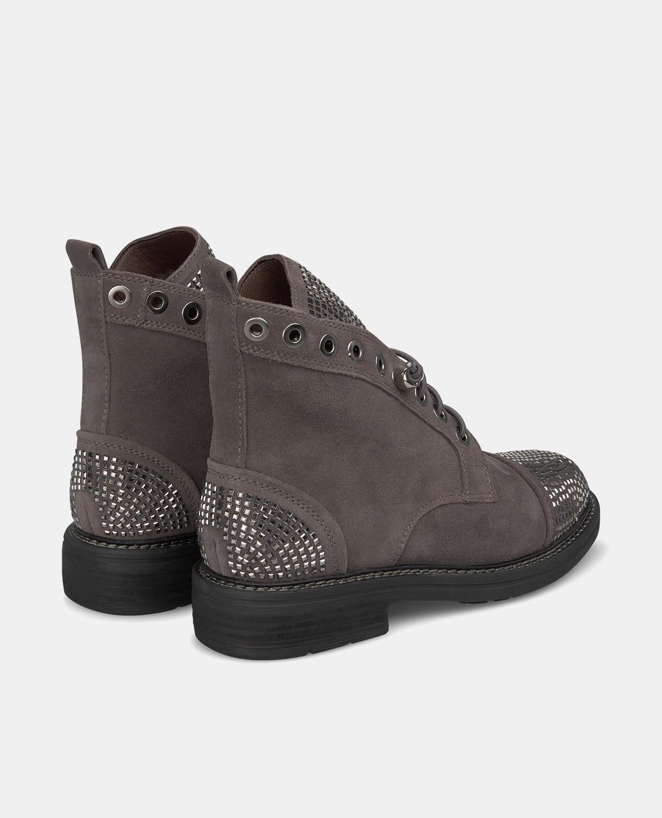 BOTINS COM ATACADORES E BRILHANTES