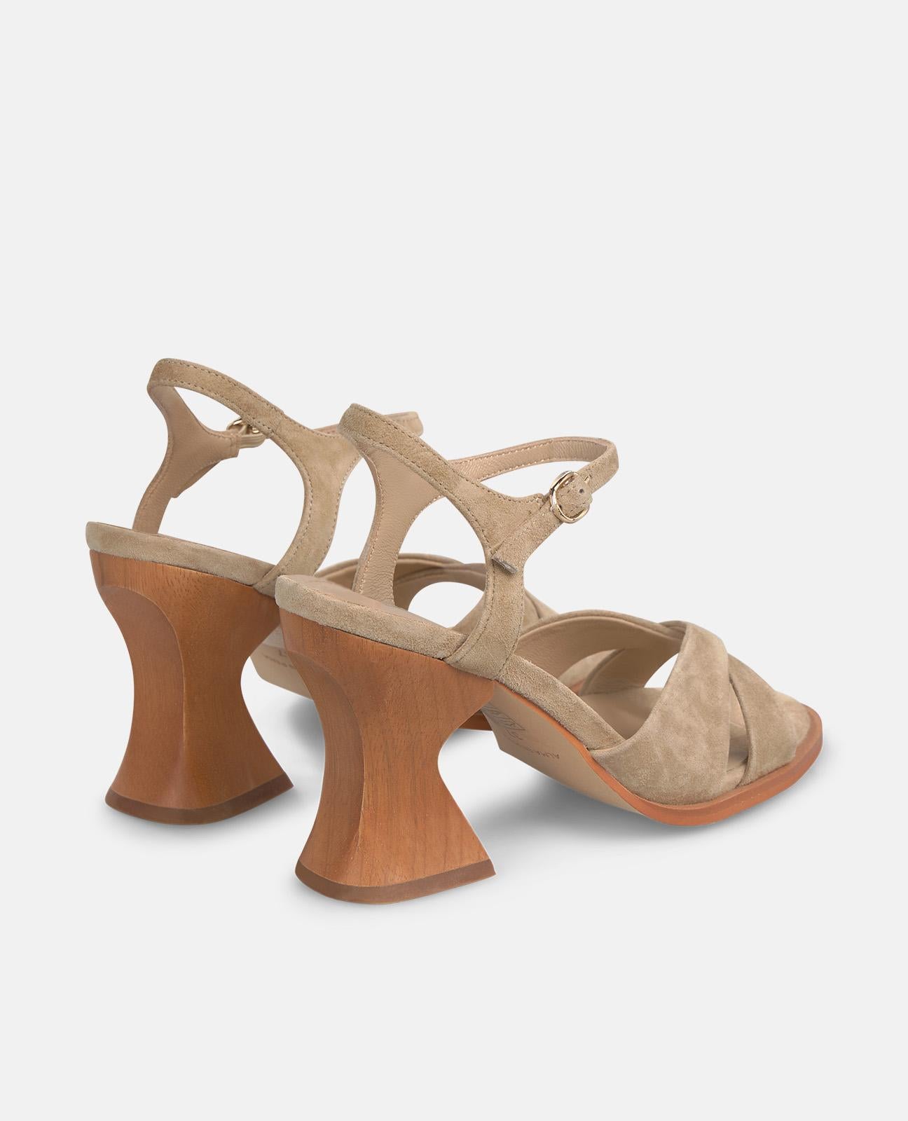 SANDÁLIA COM SALTO DE MADEIRA