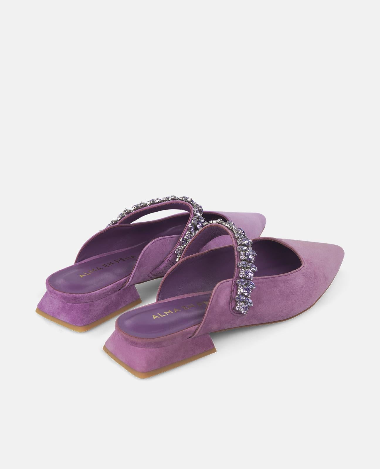 HOCHHACKIGER SCHUH MIT STRASSSTEINRIEMEN