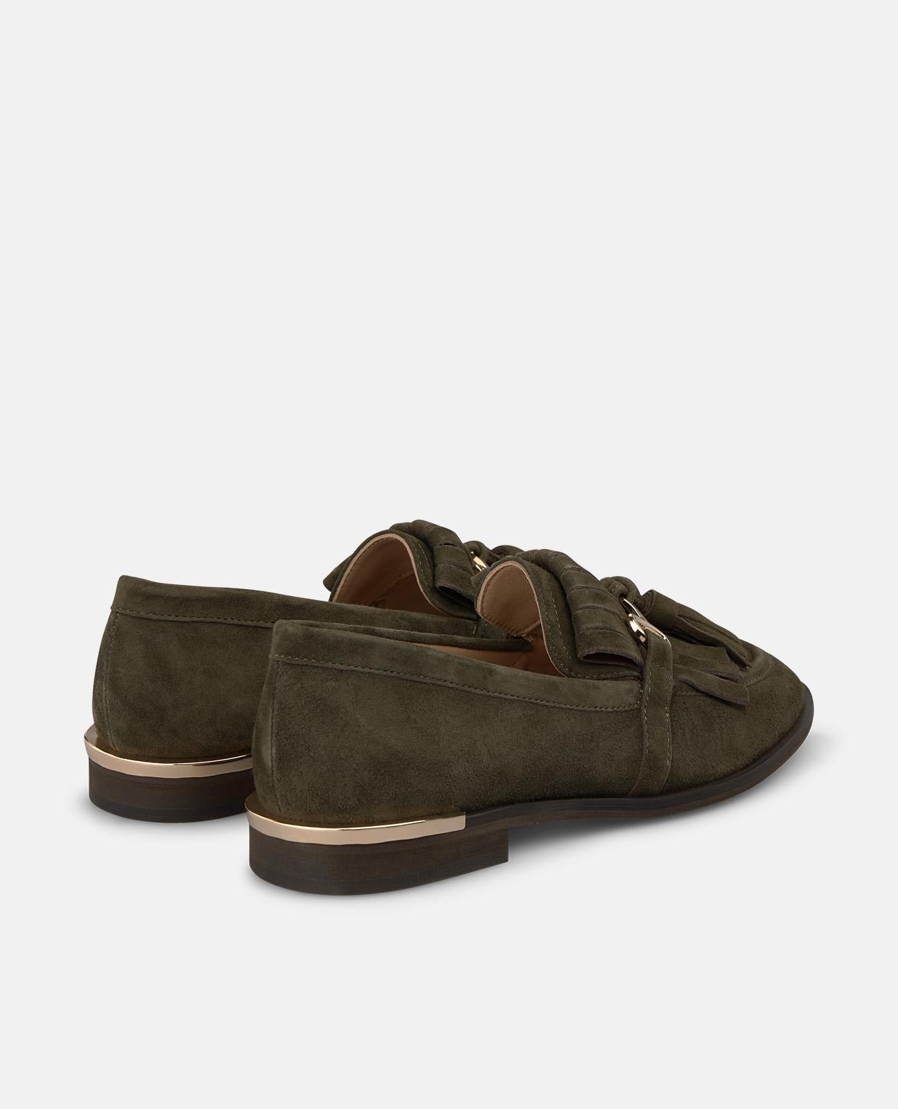 MOCASÍN DE ANTE CON BORLAS