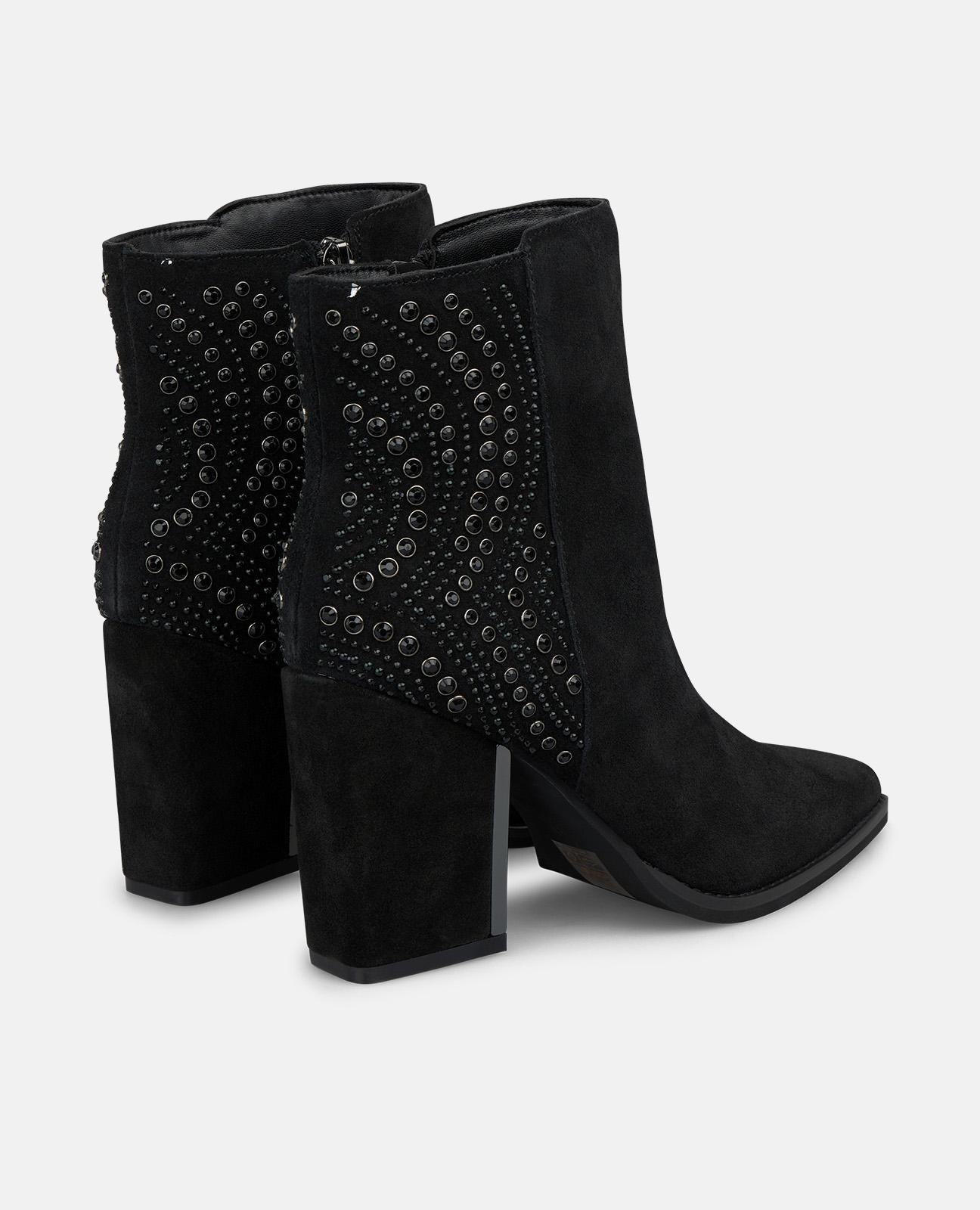 BOTA DE TORNOZELO COM PADRÃO DE TACHAS