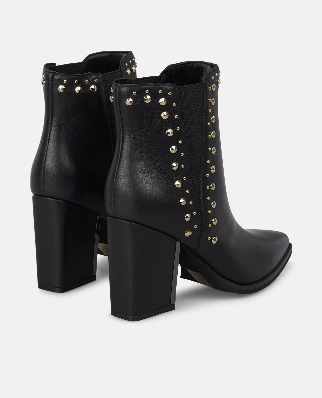 BOTINS ELÁSTICOS COM TACHAS