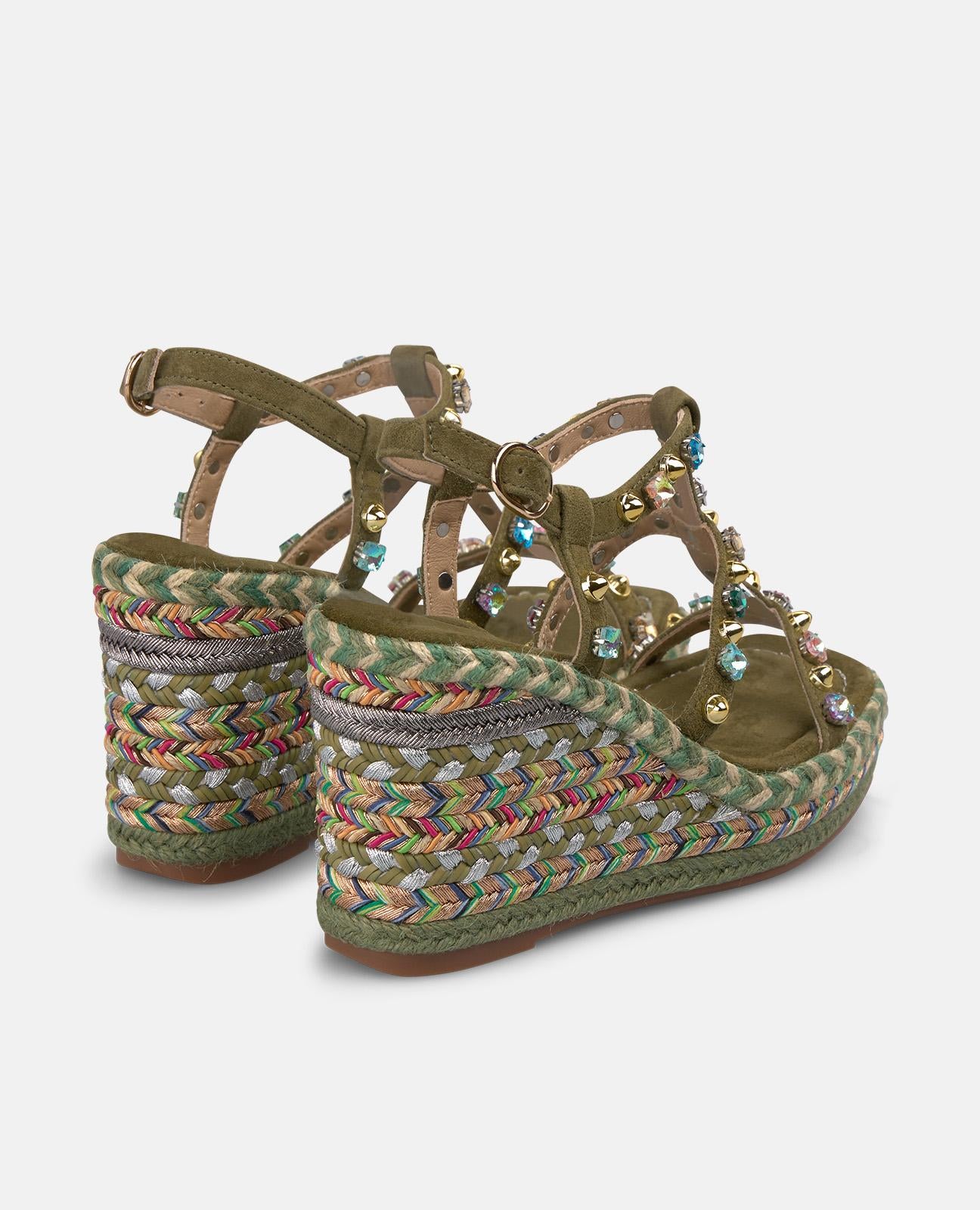 SANDALIA DE ESPARTO CON TACHUELAS EN LA CUÑA