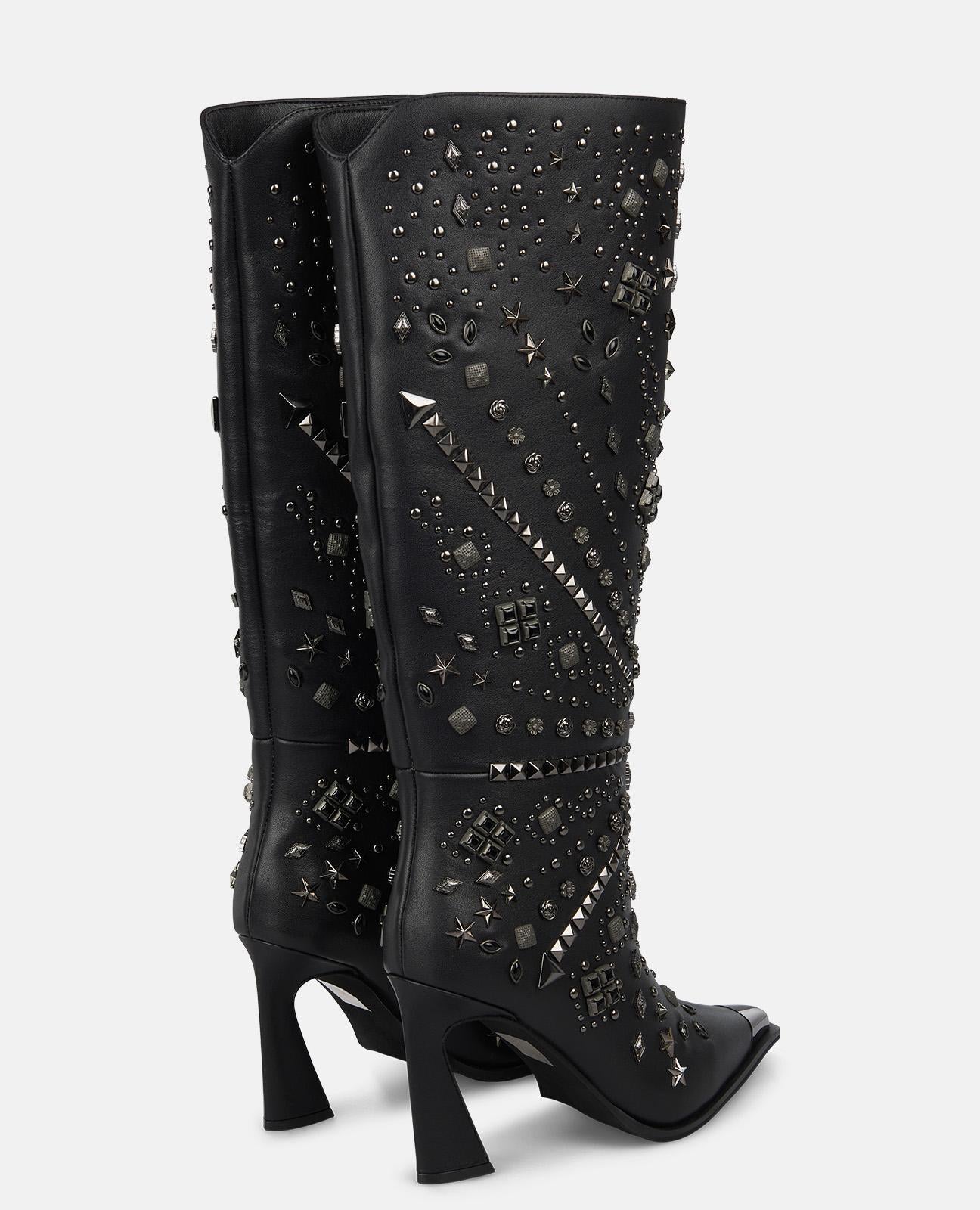 BOTA COM SALTO COM TACHAS