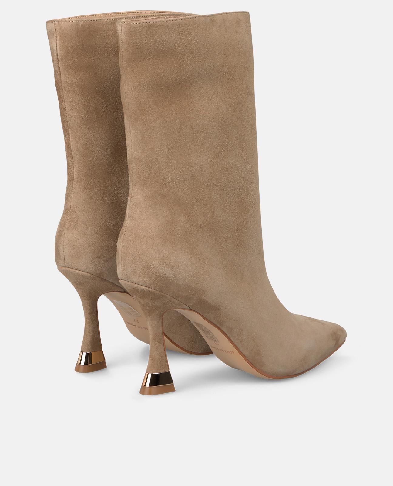 BOTA DE TORNOZELO COM PORMENOR METÁLICO