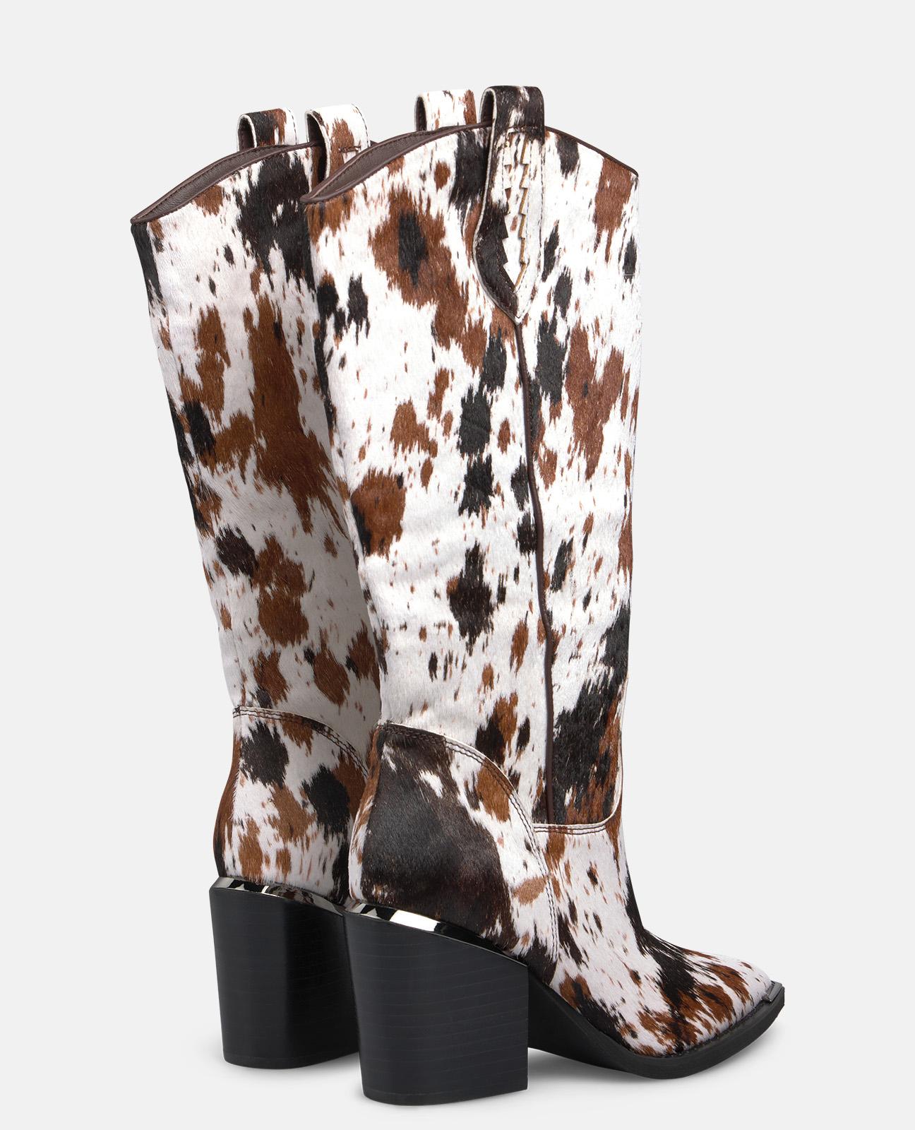 BOTA DE SALTO ALTO COM ESTAMPADO DE VACA