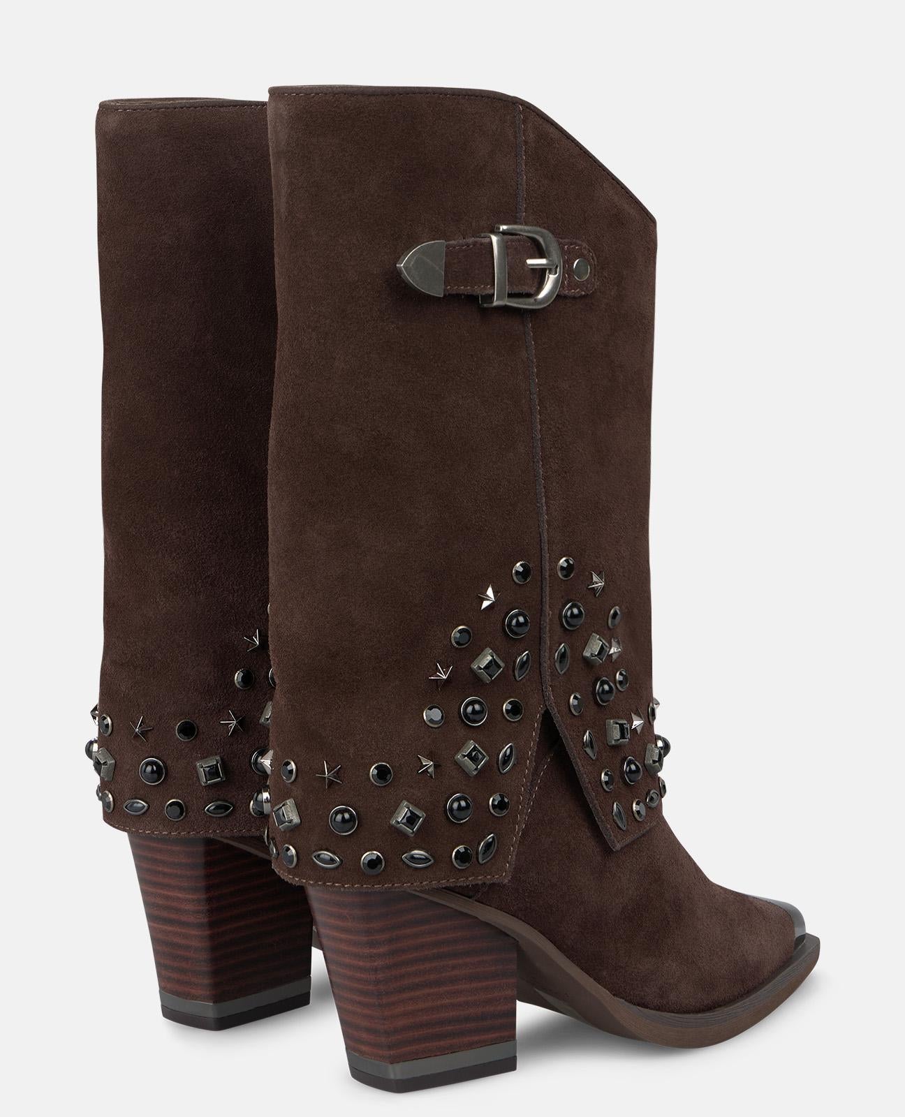 BOTA CON TACHAS HEBILLA