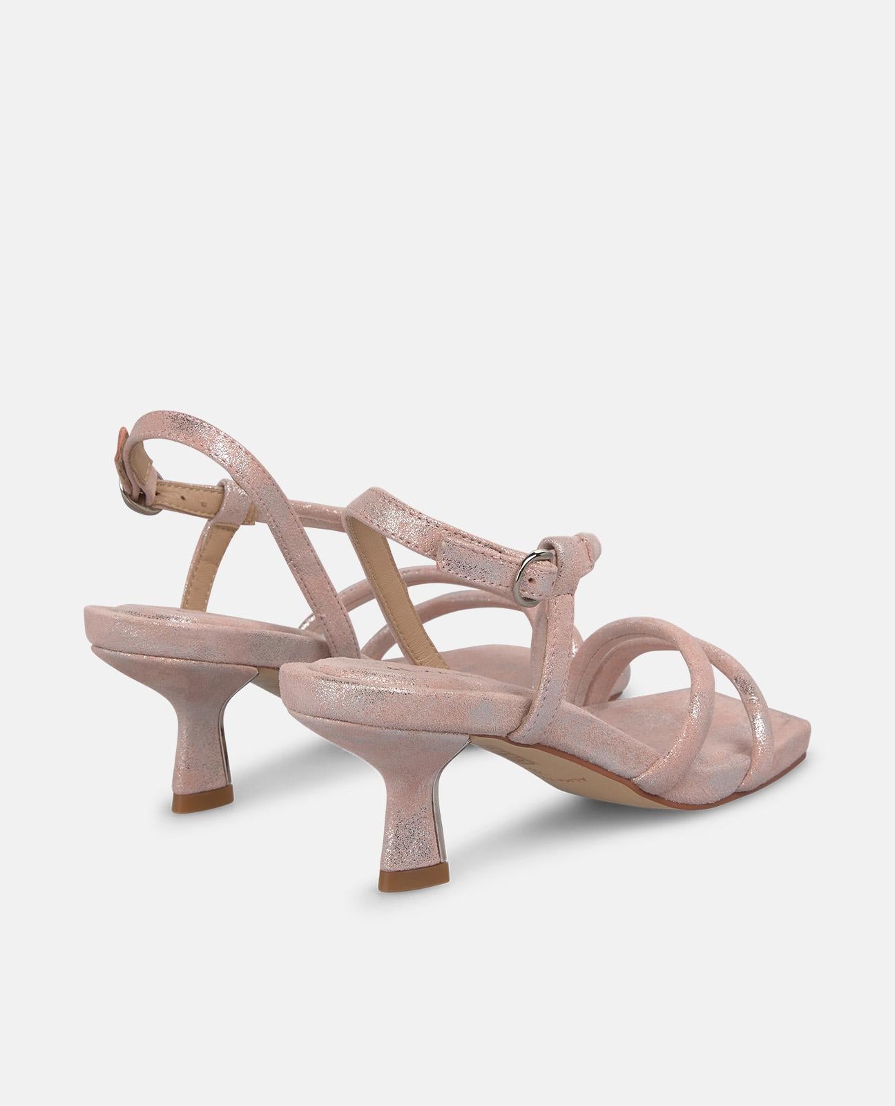 Sandália com tiras cruzadas