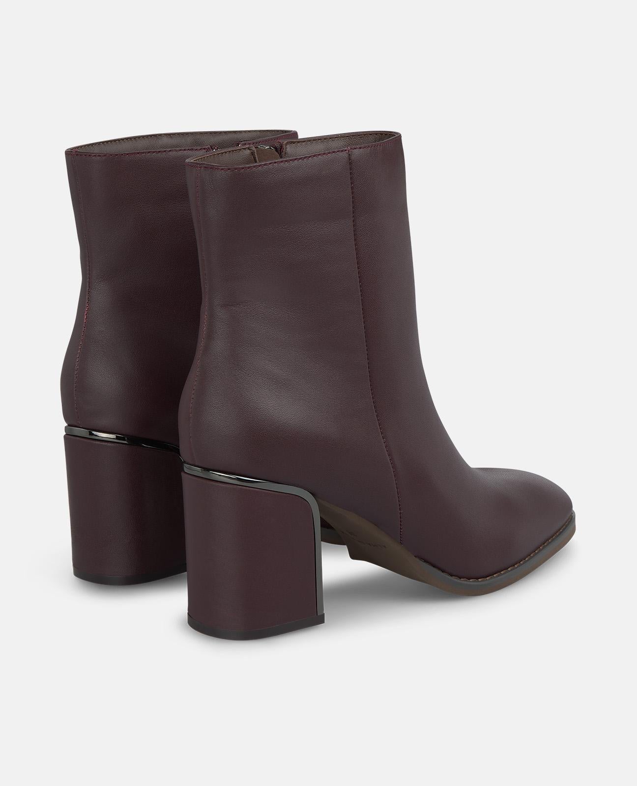 STIEFELETTE MIT FERSENDETAIL