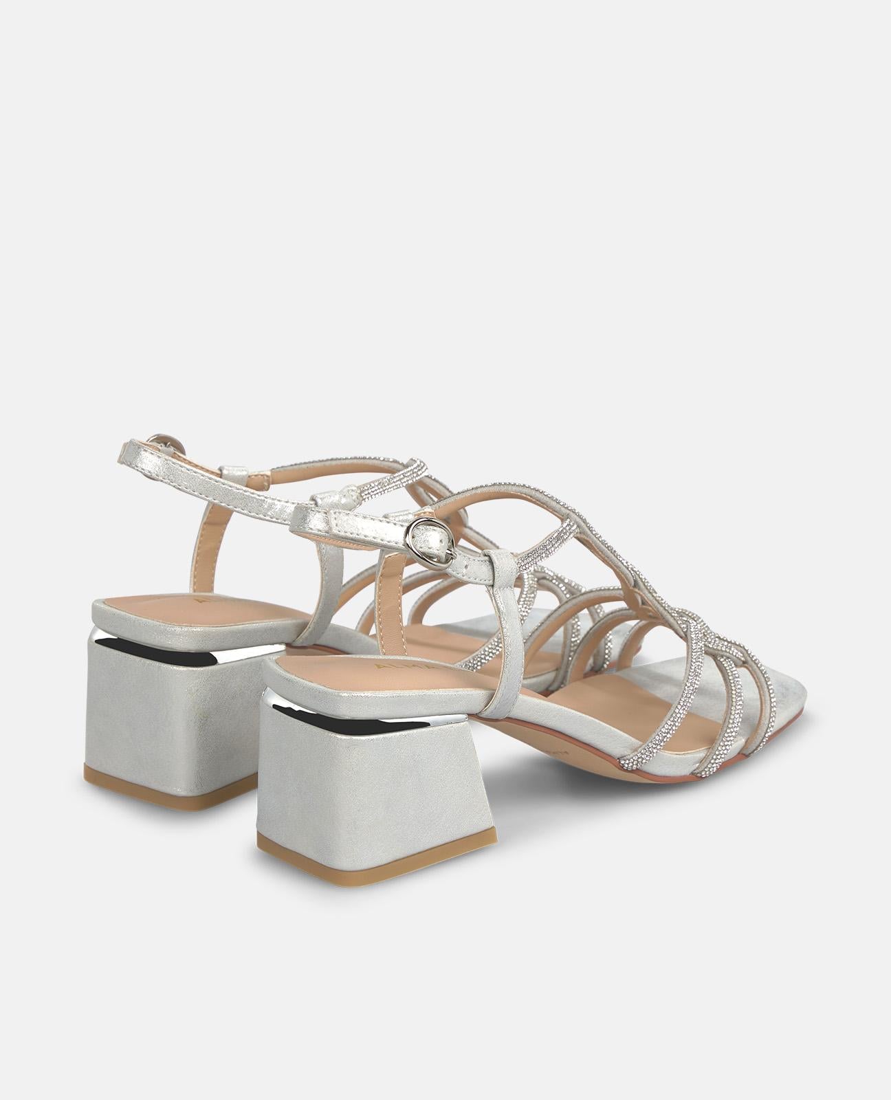 SANDALIA DE TACON MEDIO EN T TIRAS ENTRELAZADAS