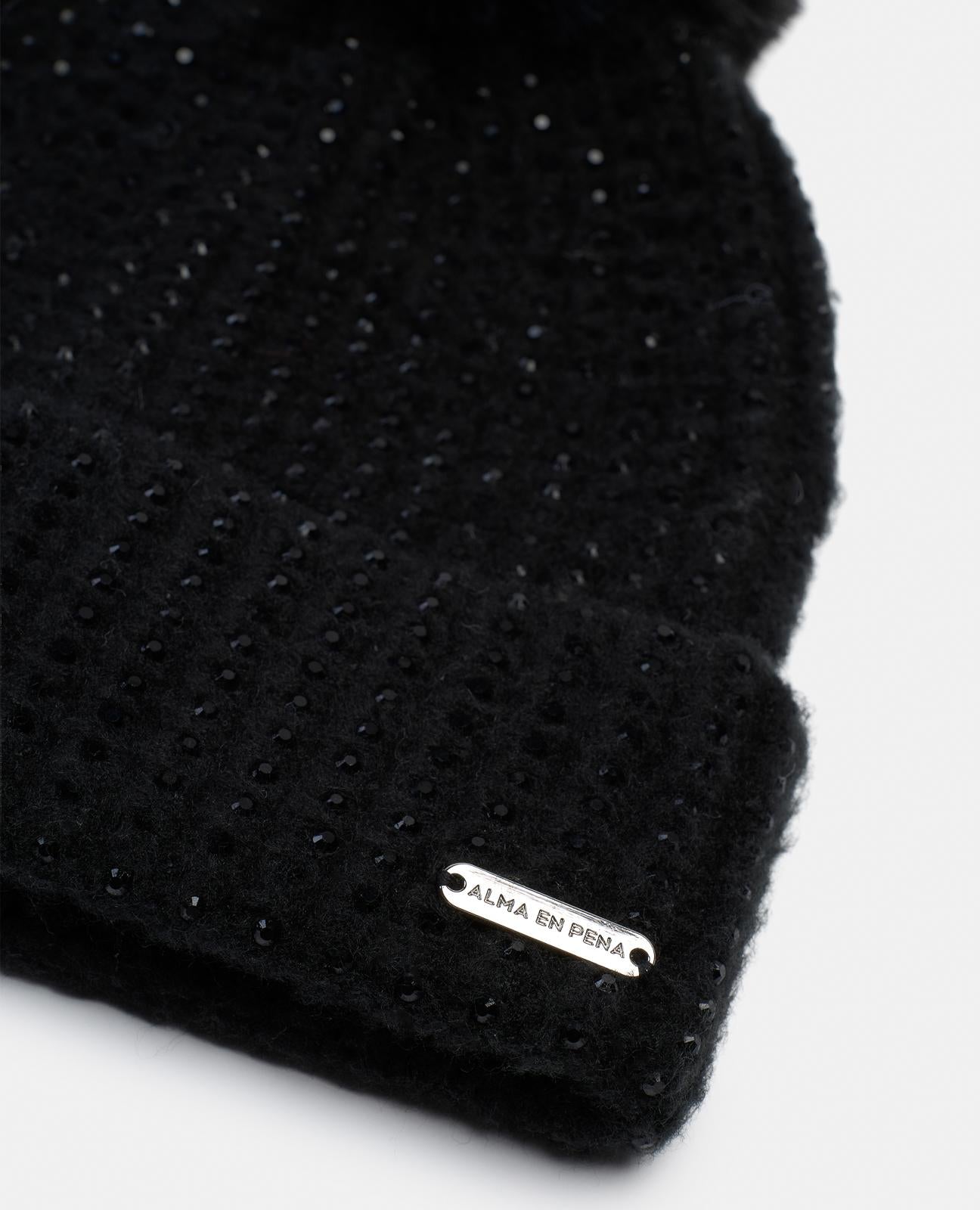 KNITTED HAT WITH RHINESTONES