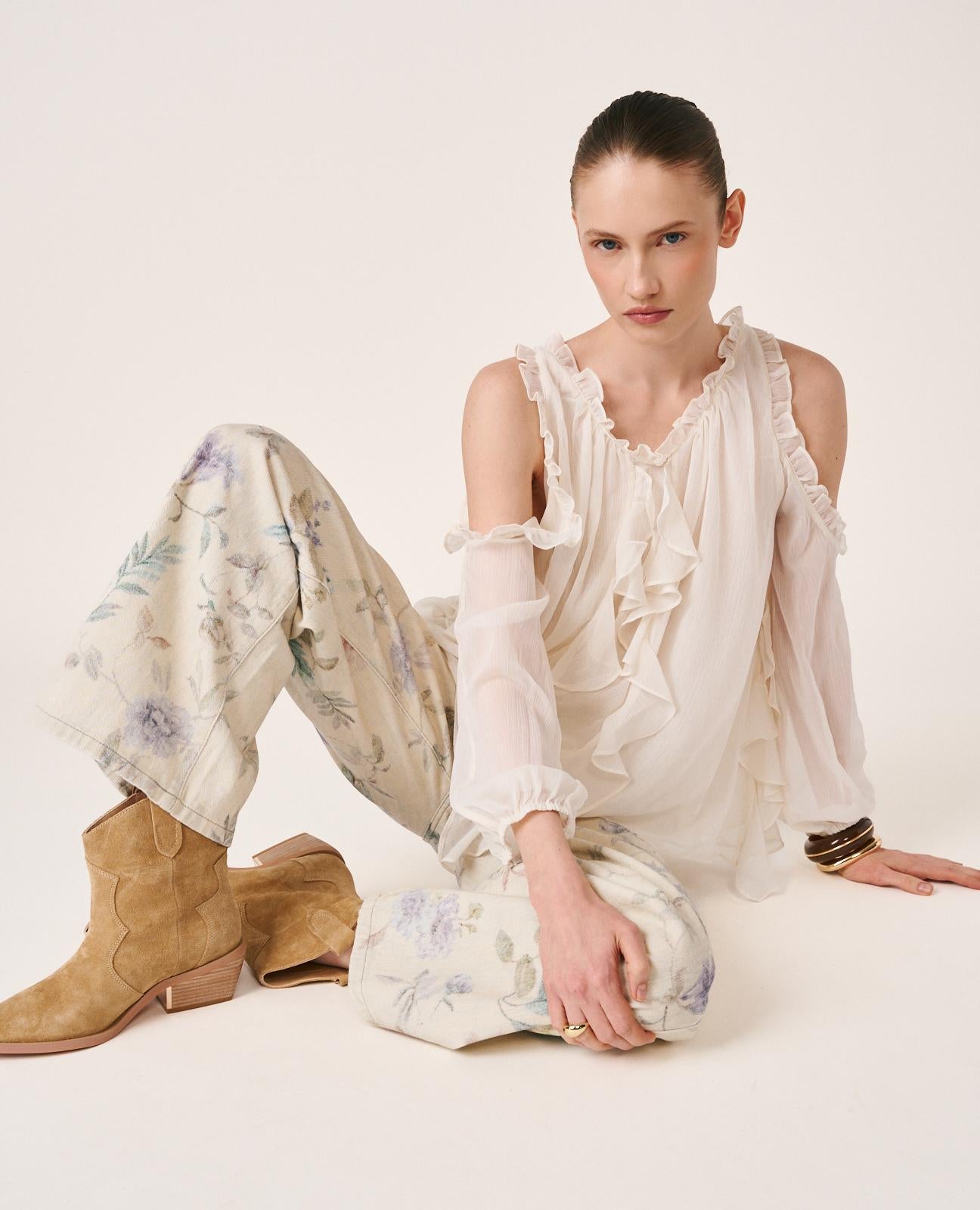 BLUSA COM OMBROS DESCOBERTOS