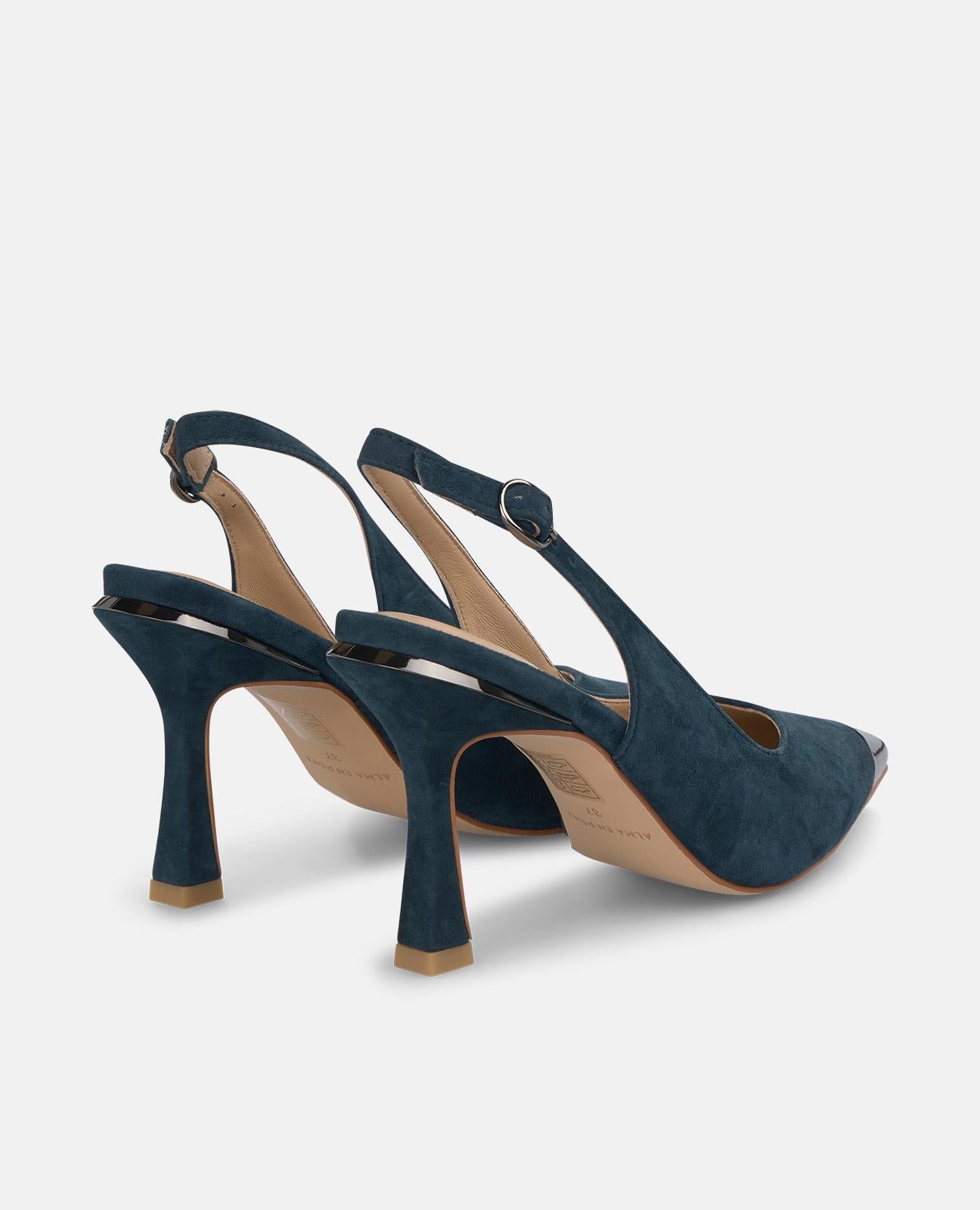 SCHUH MIT METALLISIERTEN DETAILS UND ABSATZ