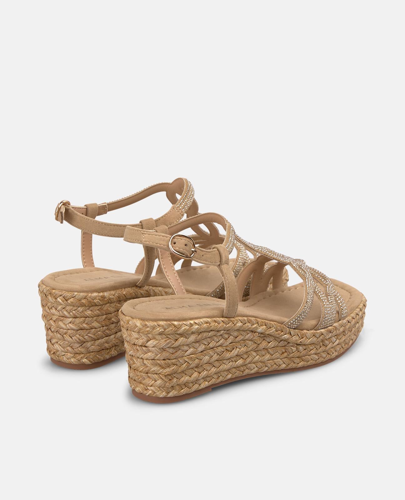 SANDALIA DE CUÑA EN T TIRAS ENTRELAZADAS