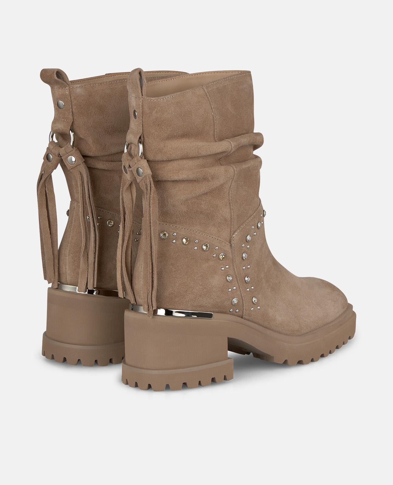 STIEFELETTE MIT BREITEM ABSATZ UND NIETEN