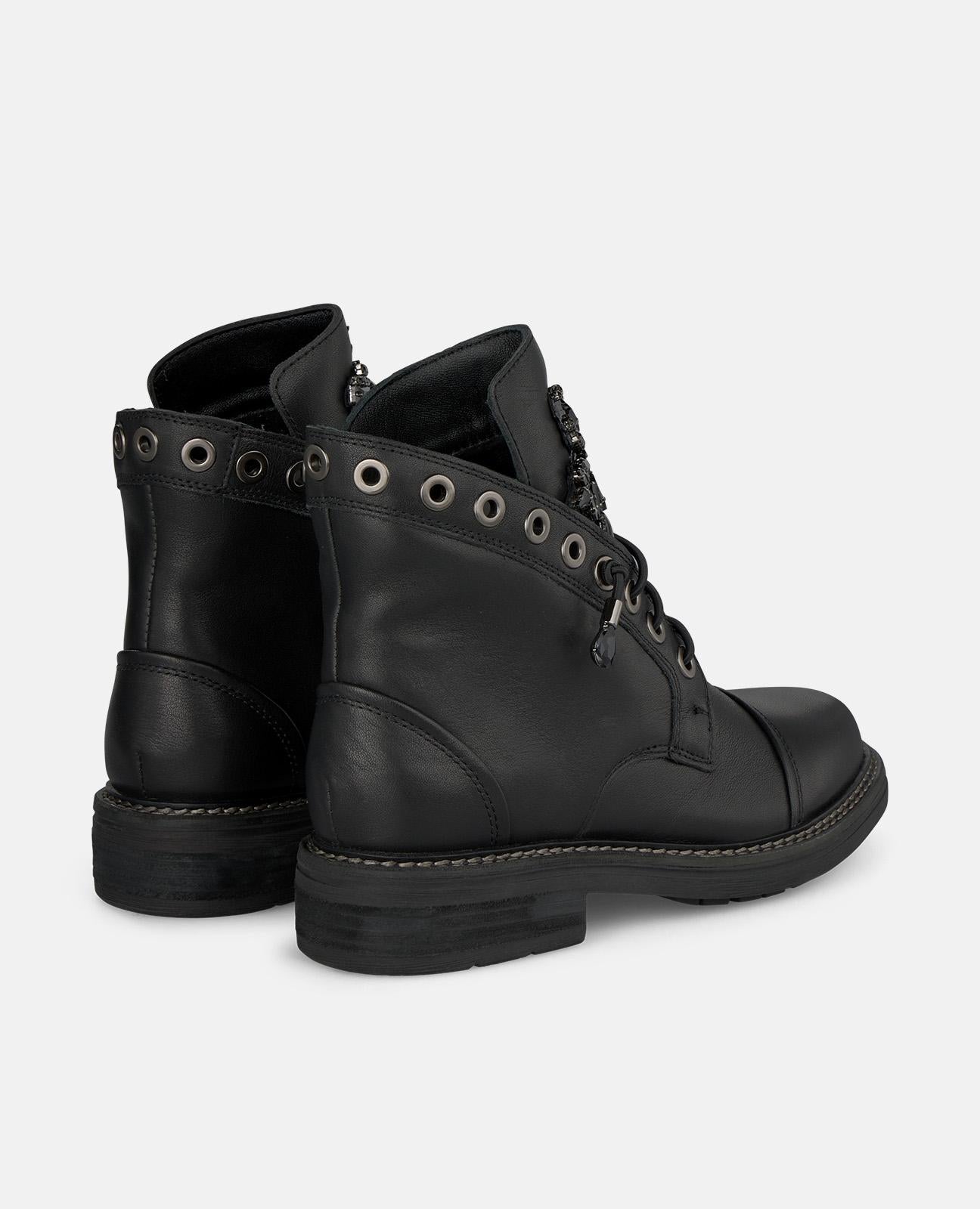 BOTA DE TORNOZELO COM ADORNO