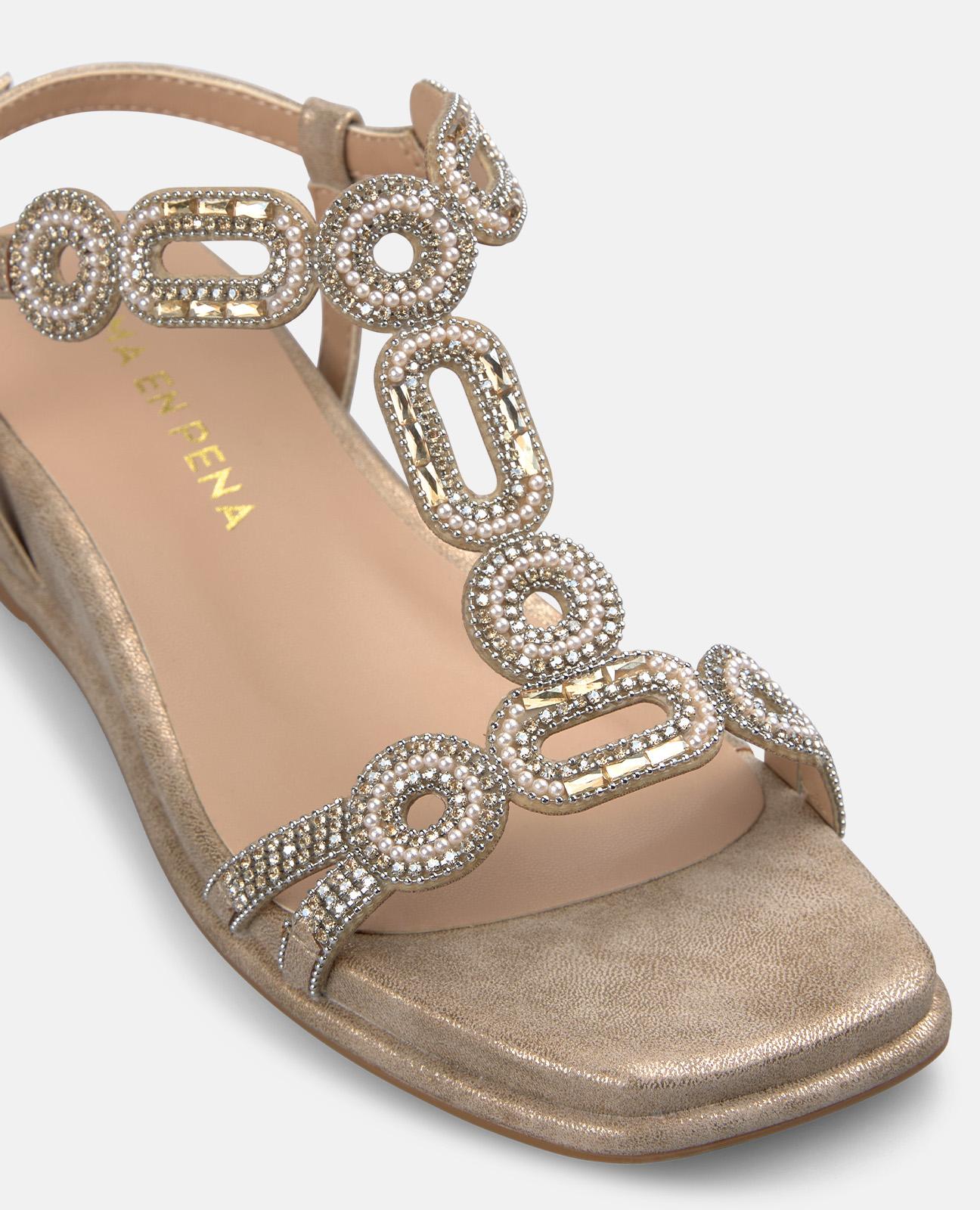 SANDALIA DE PLATAFORMA BAJA CON DETALLE CIRCULAR