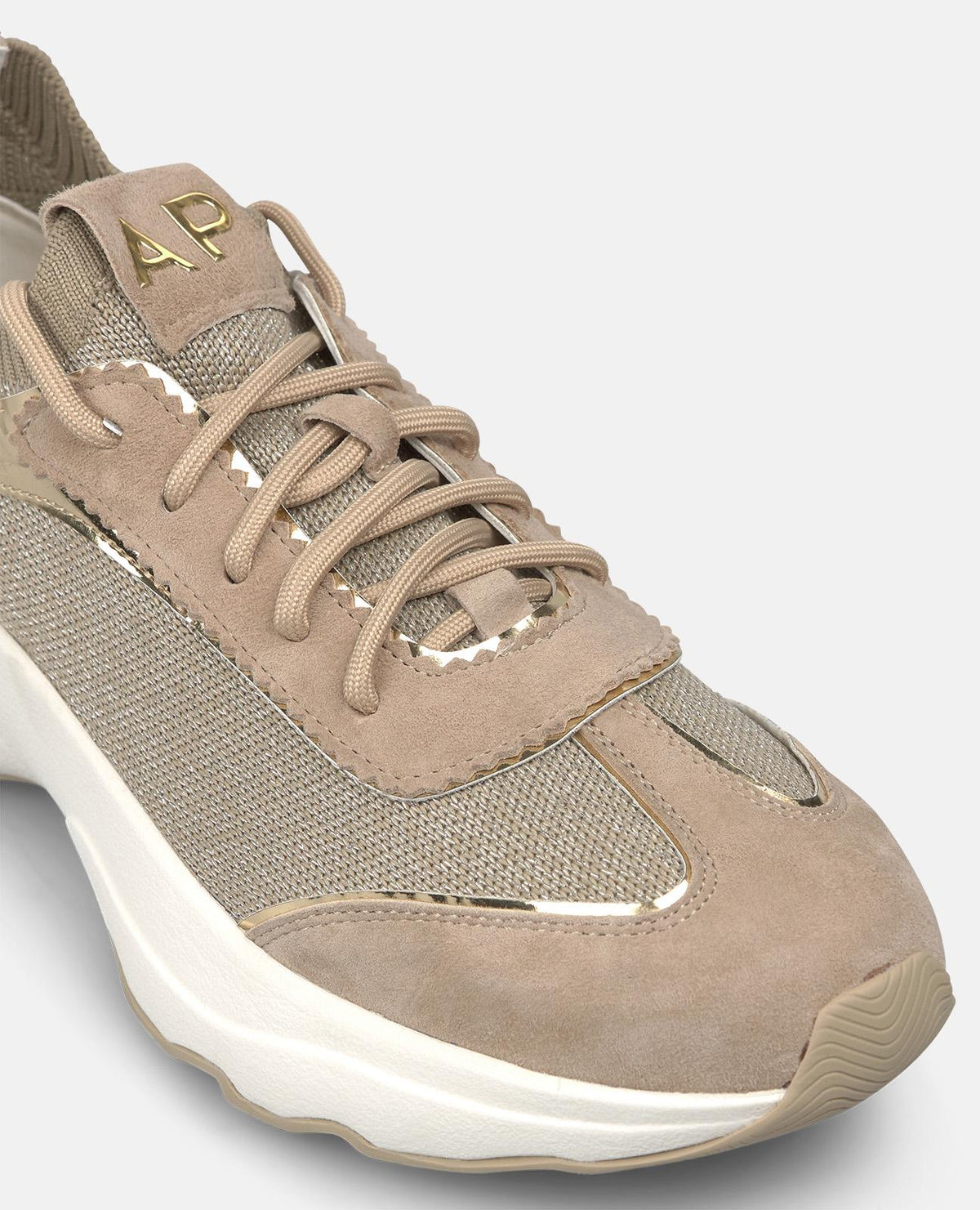 DEPORTIVO PLATAFORMA CON DETALLES METALICOS