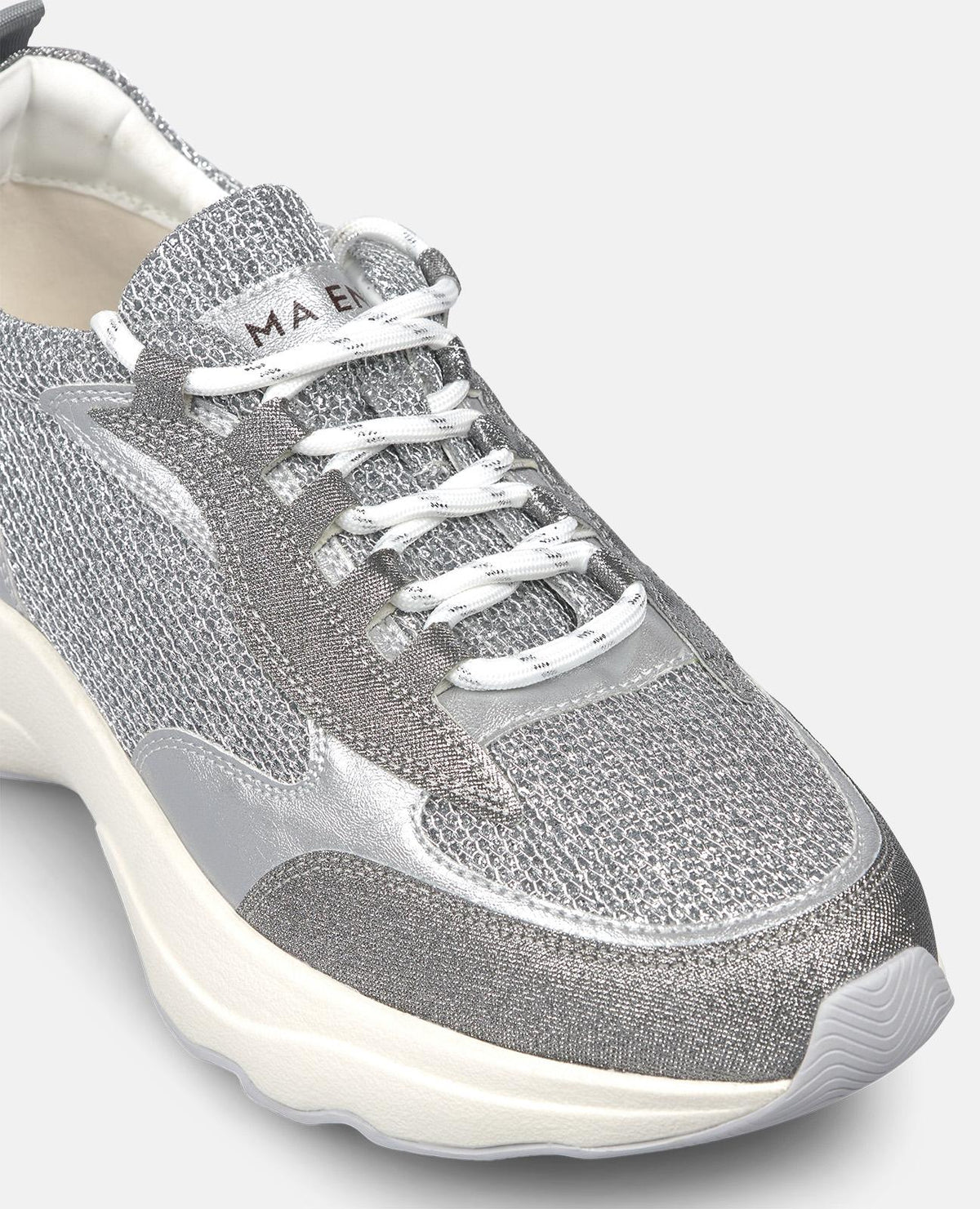 DEPORTIVA CON PLATAFORMA DETALLES METALICOS