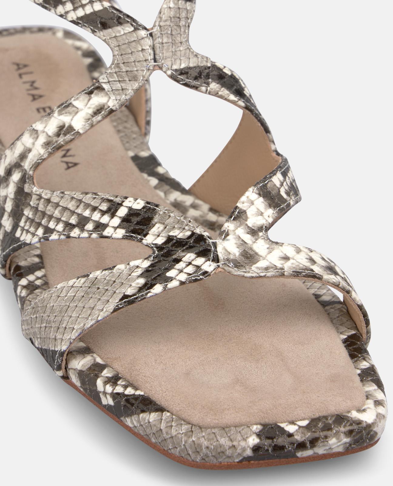 SANDALIA PLANA CON MULTITIRAS EN PRINT