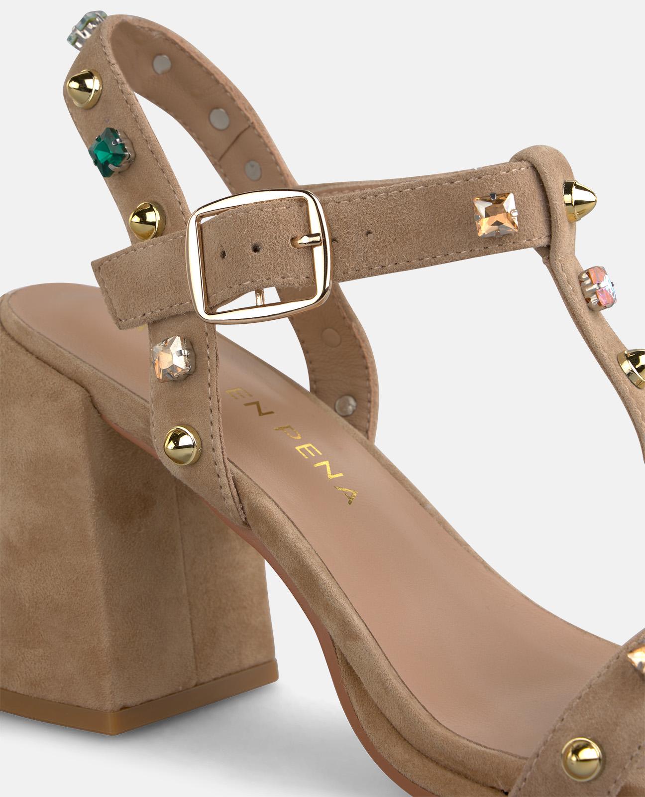 SANDALIA CON TACHAS METALIZADAS