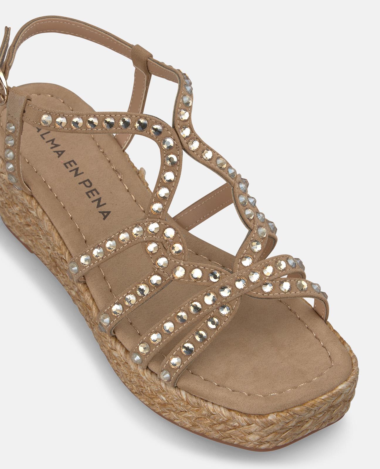 SANDALIA CUÑA CON TACHAS