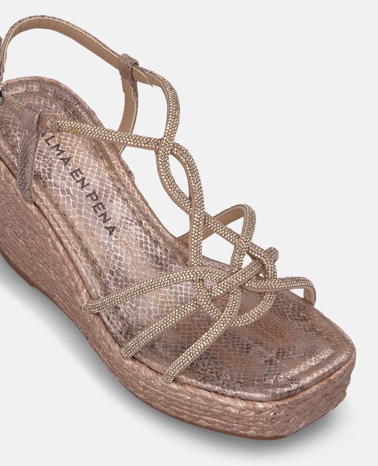 SANDALIA DE CUÑA CON TIRAS ENTRELAZADAS