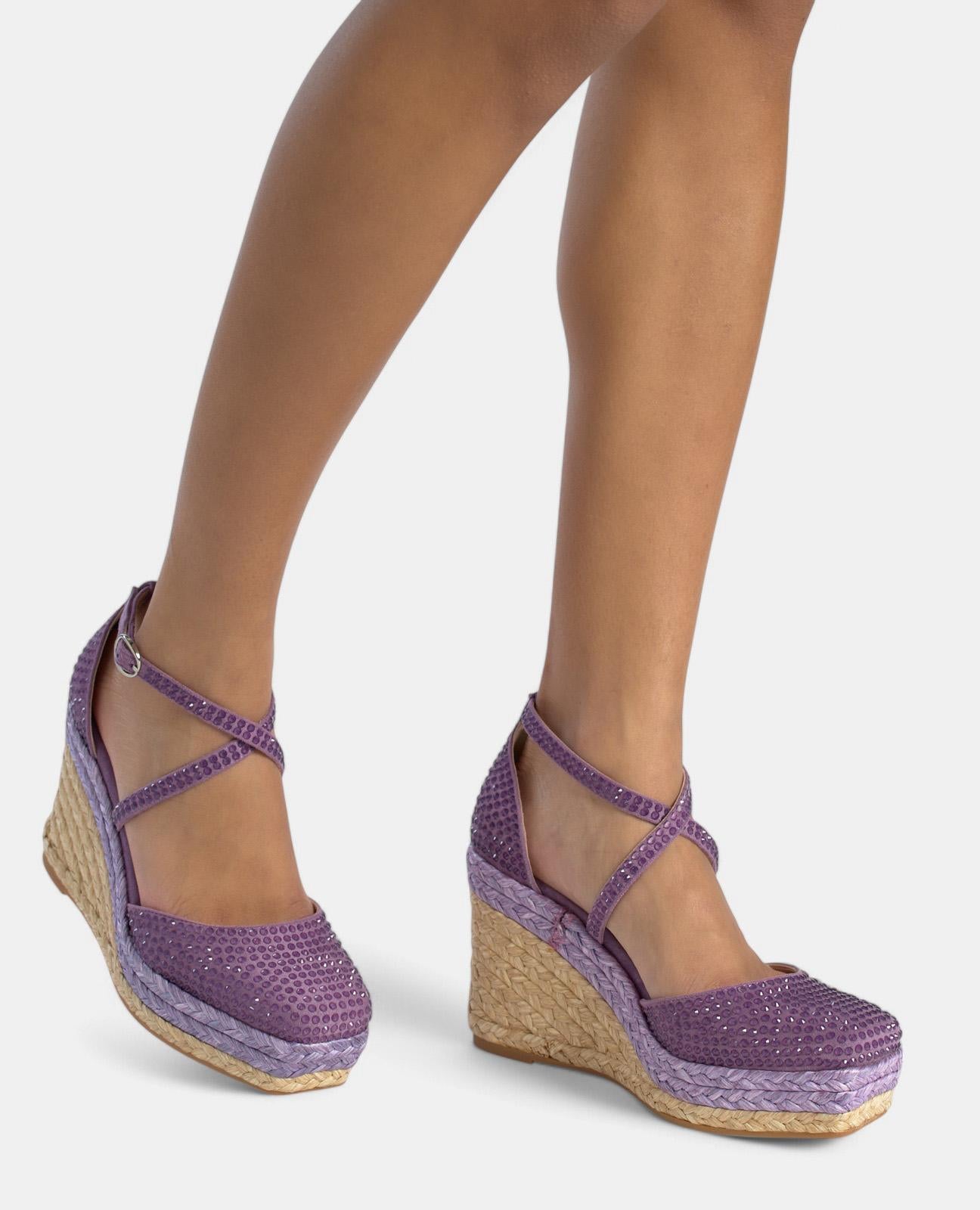WEDGE WITH CROSSED STRIPS