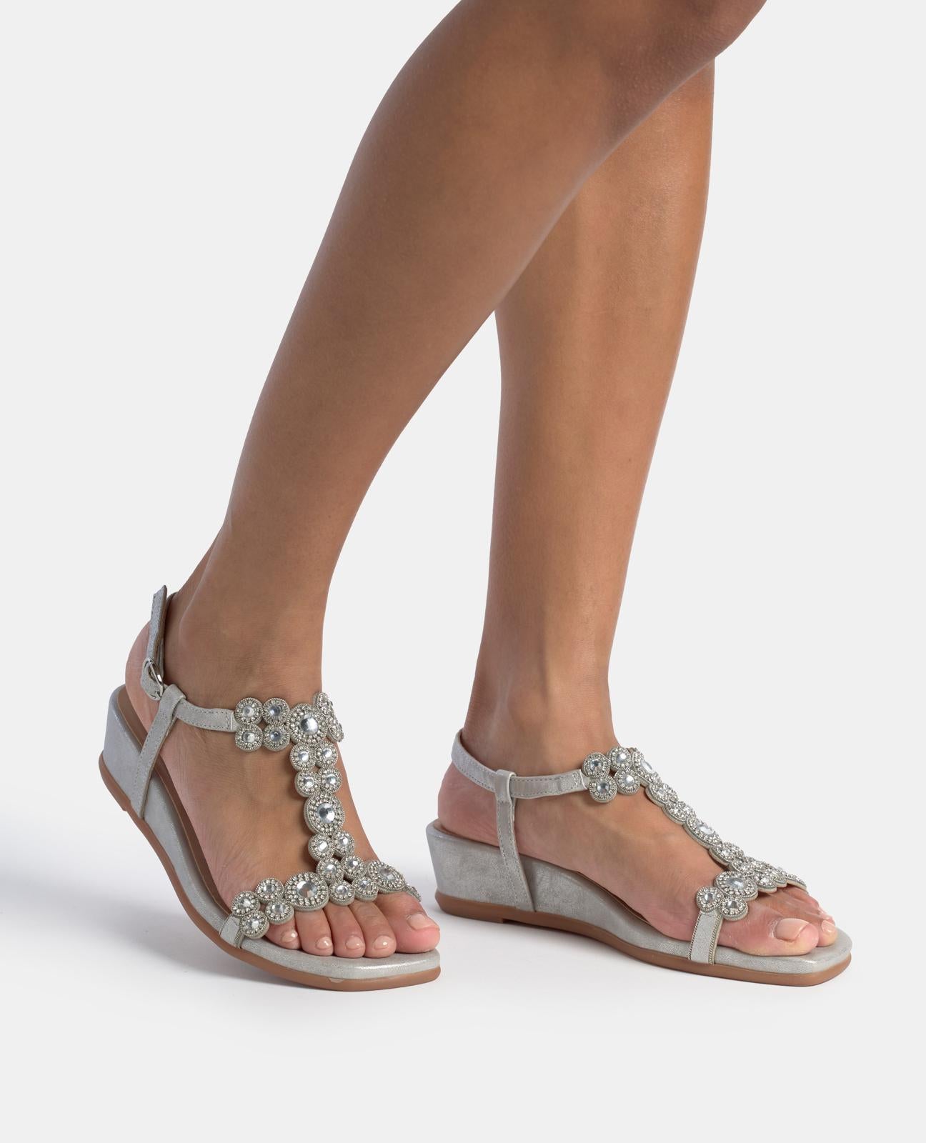 SANDALIA CON TACÓN DETALLES