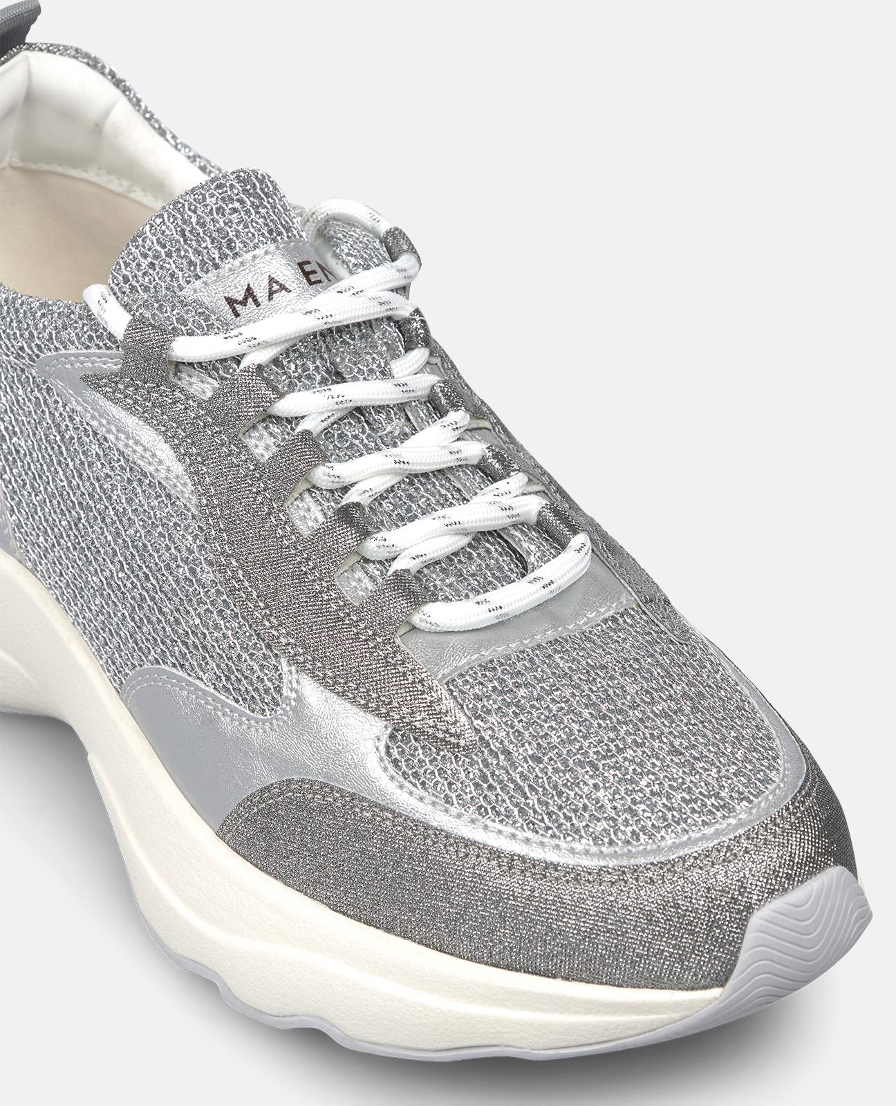 DEPORTIVA CON PLATAFORMA DETALLES METALICOS