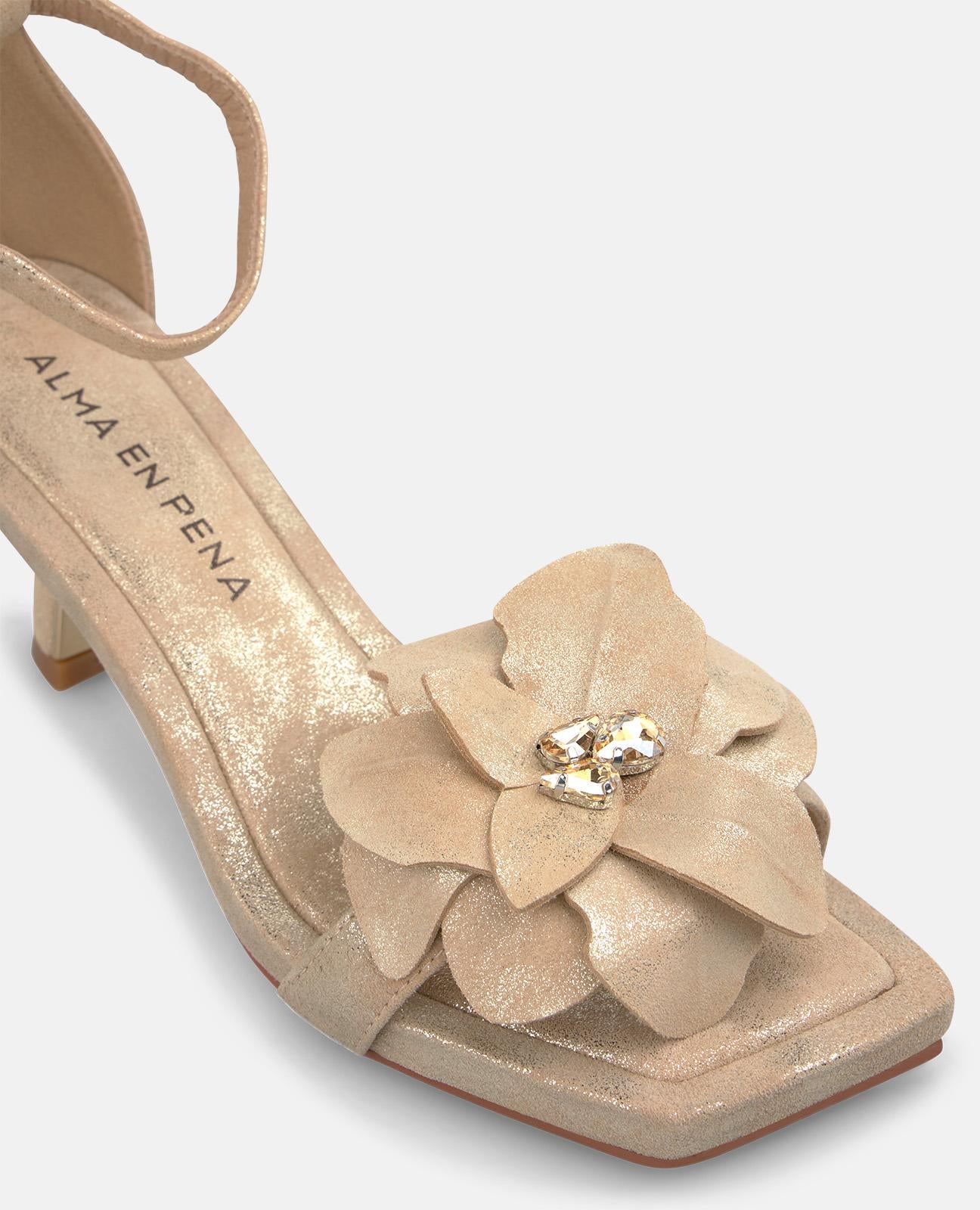 SANDALIA CON APLICACIÓN FLORAL